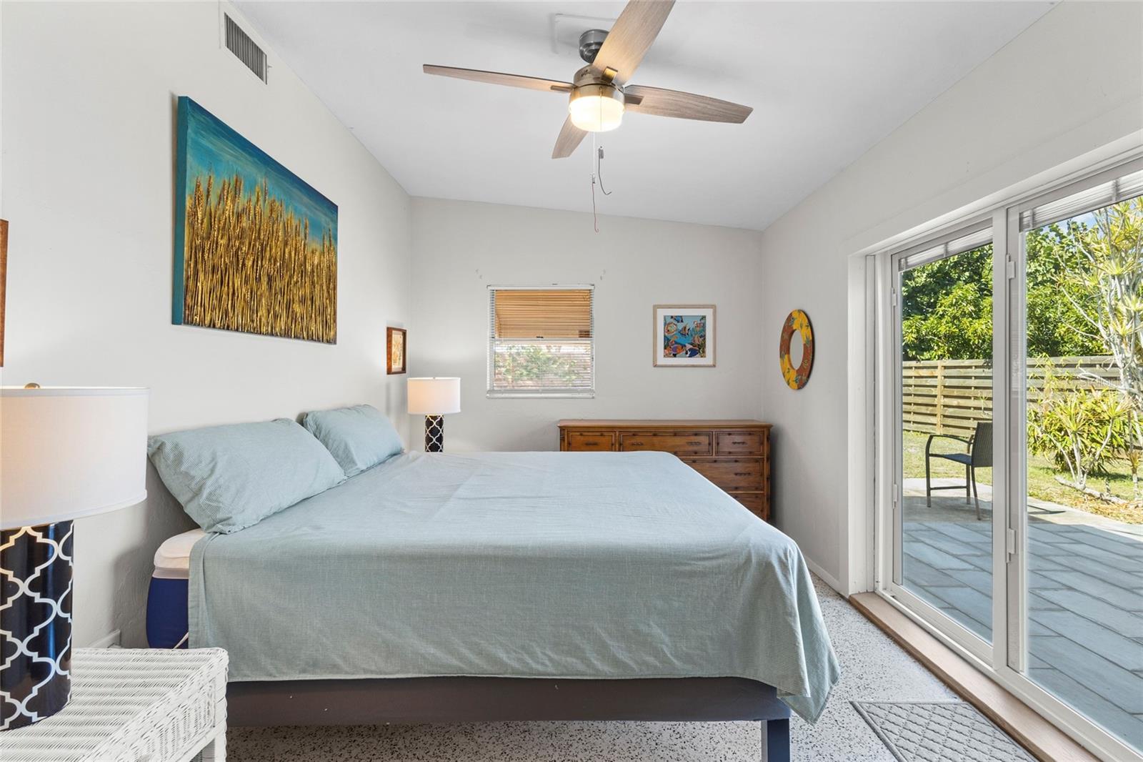 Listing photo id 12 for 1627 Dunmore Way