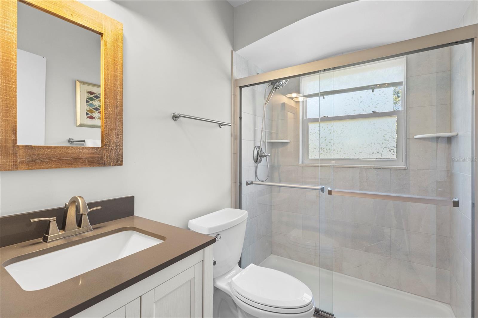 Listing photo id 15 for 1627 Dunmore Way