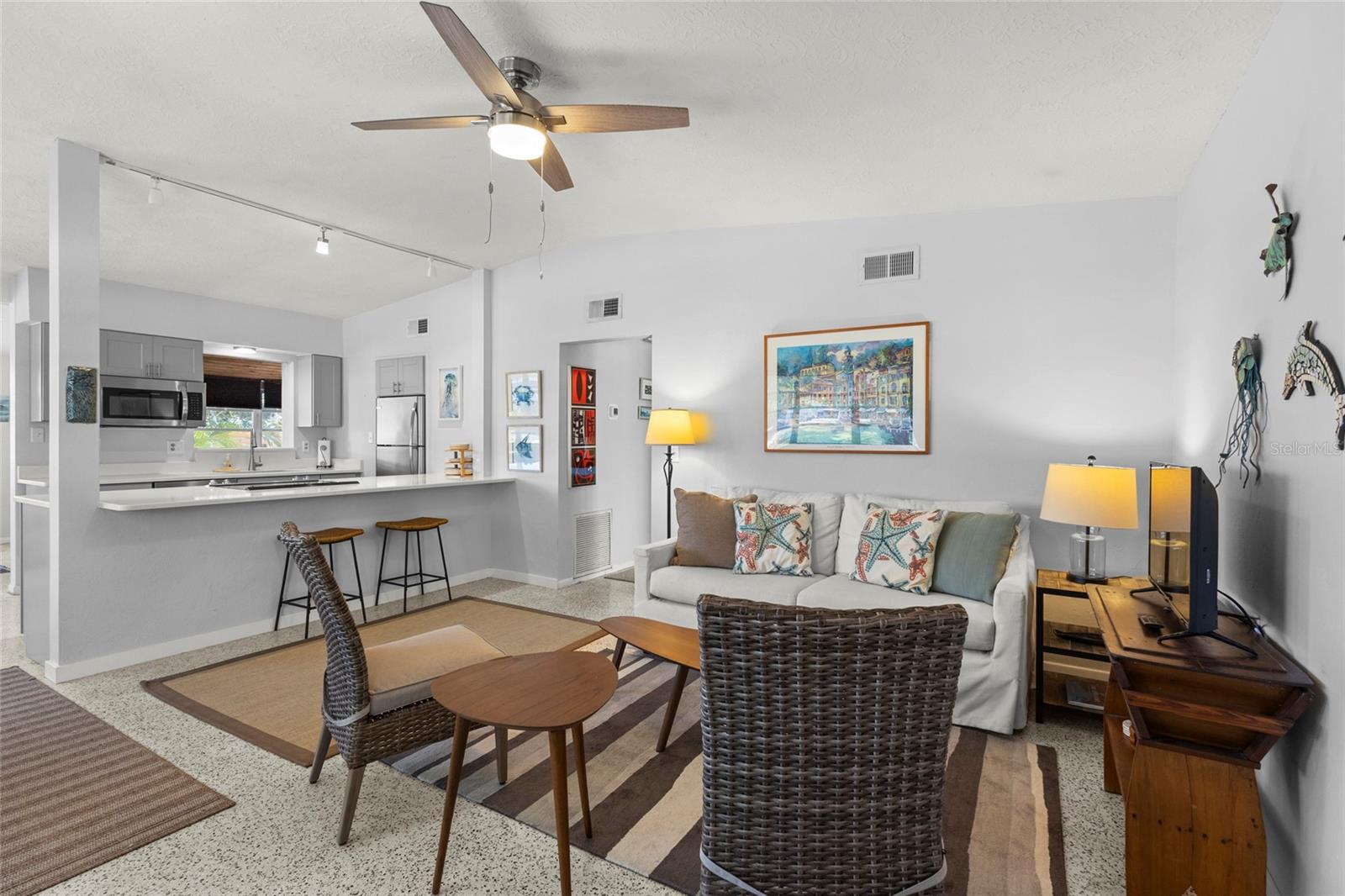 Listing photo id 0 for 1627 Dunmore Way