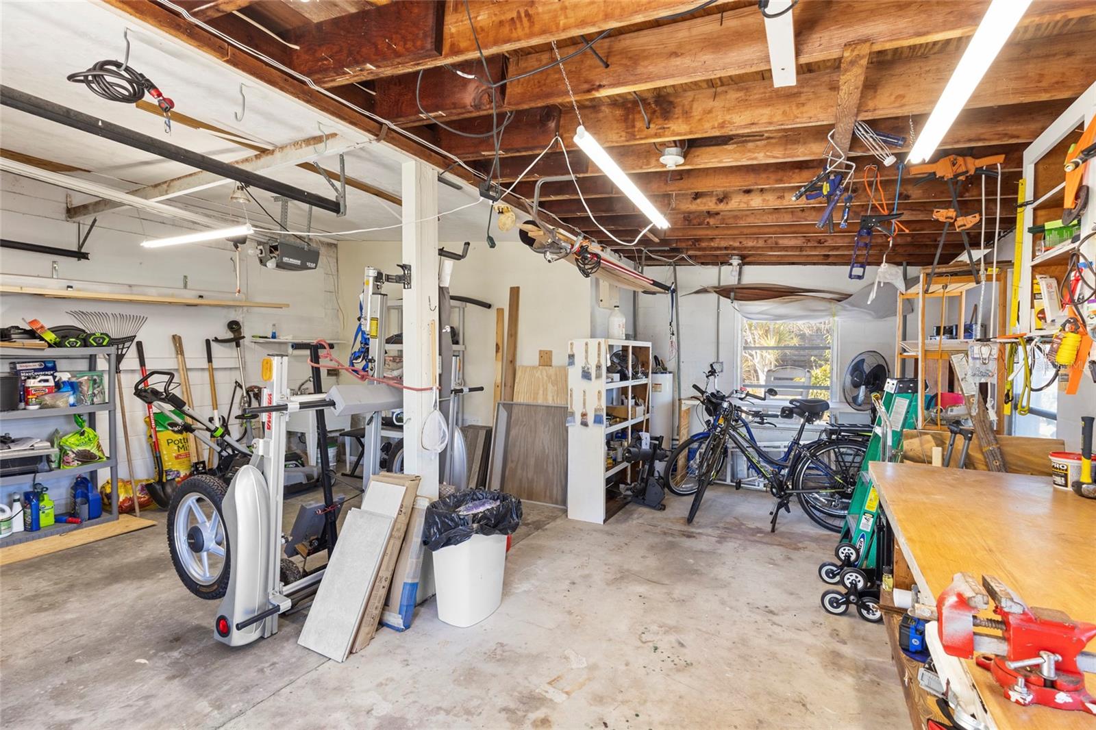 Listing photo id 18 for 1627 Dunmore Way