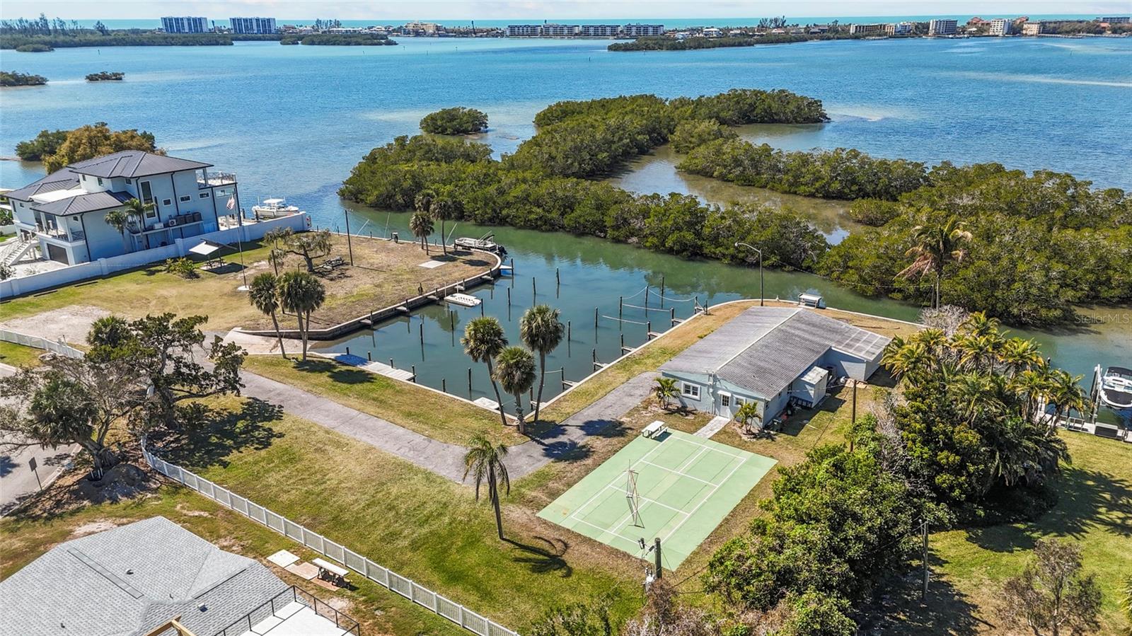 Listing photo id 20 for 1627 Dunmore Way