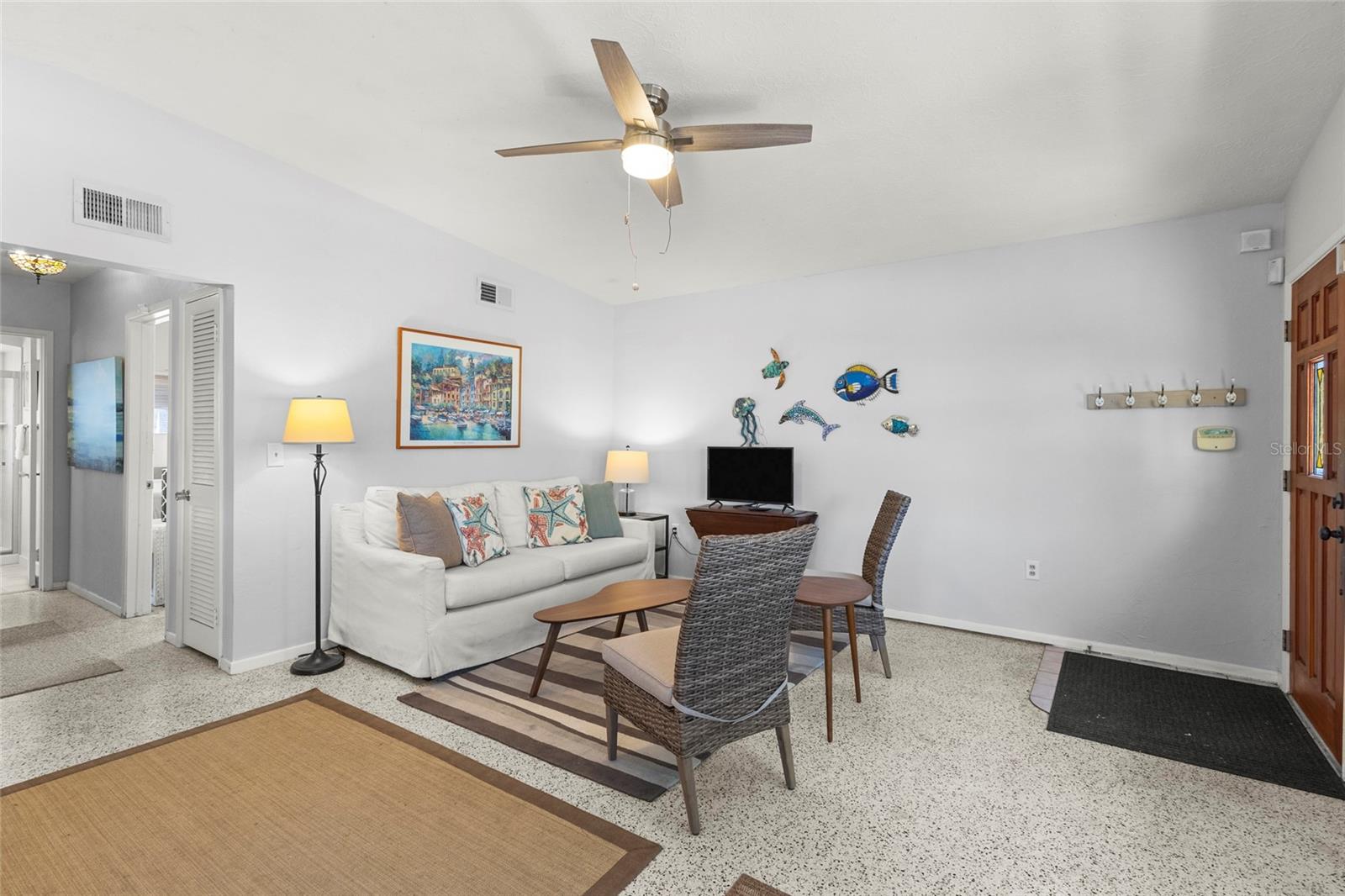 Listing photo id 1 for 1627 Dunmore Way