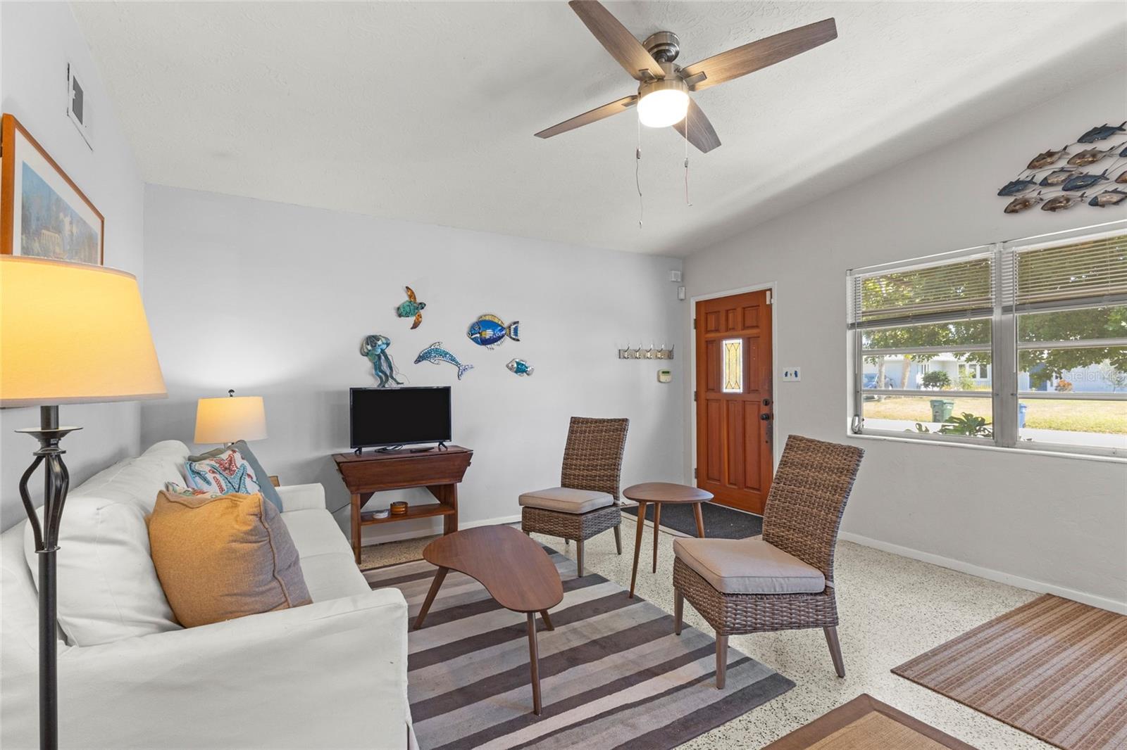 Listing photo id 2 for 1627 Dunmore Way