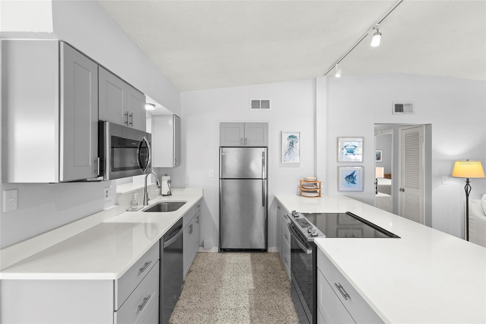 Listing photo id 3 for 1627 Dunmore Way