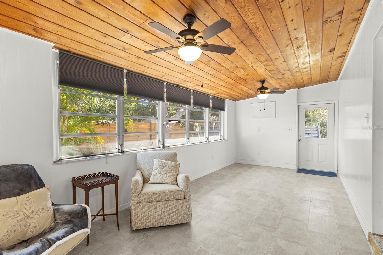 Listing photo id 7 for 1627 Dunmore Way