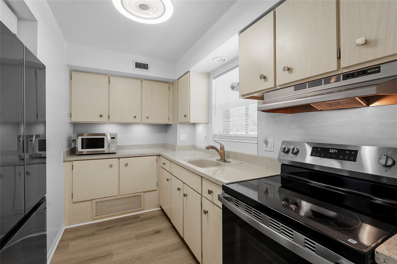 Image 4 of 40 For 3950 Roxane Boulevard 2b