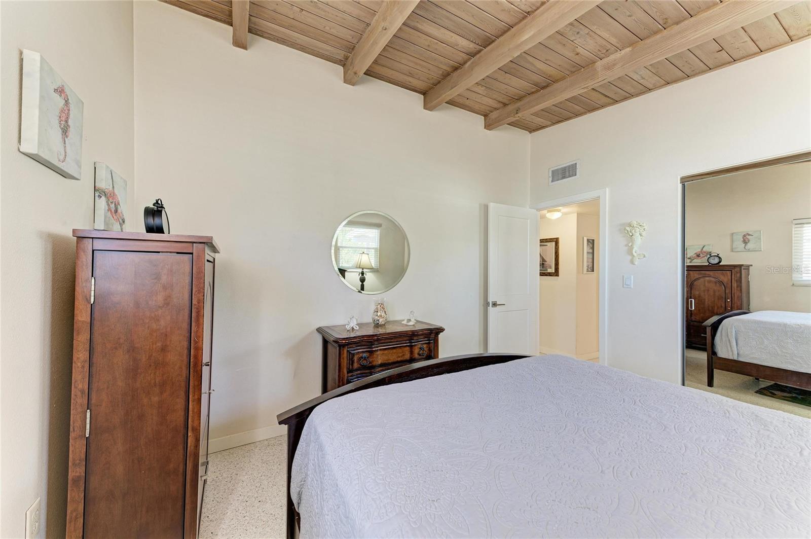 Listing photo id 8 for 817 Harbor Drive S