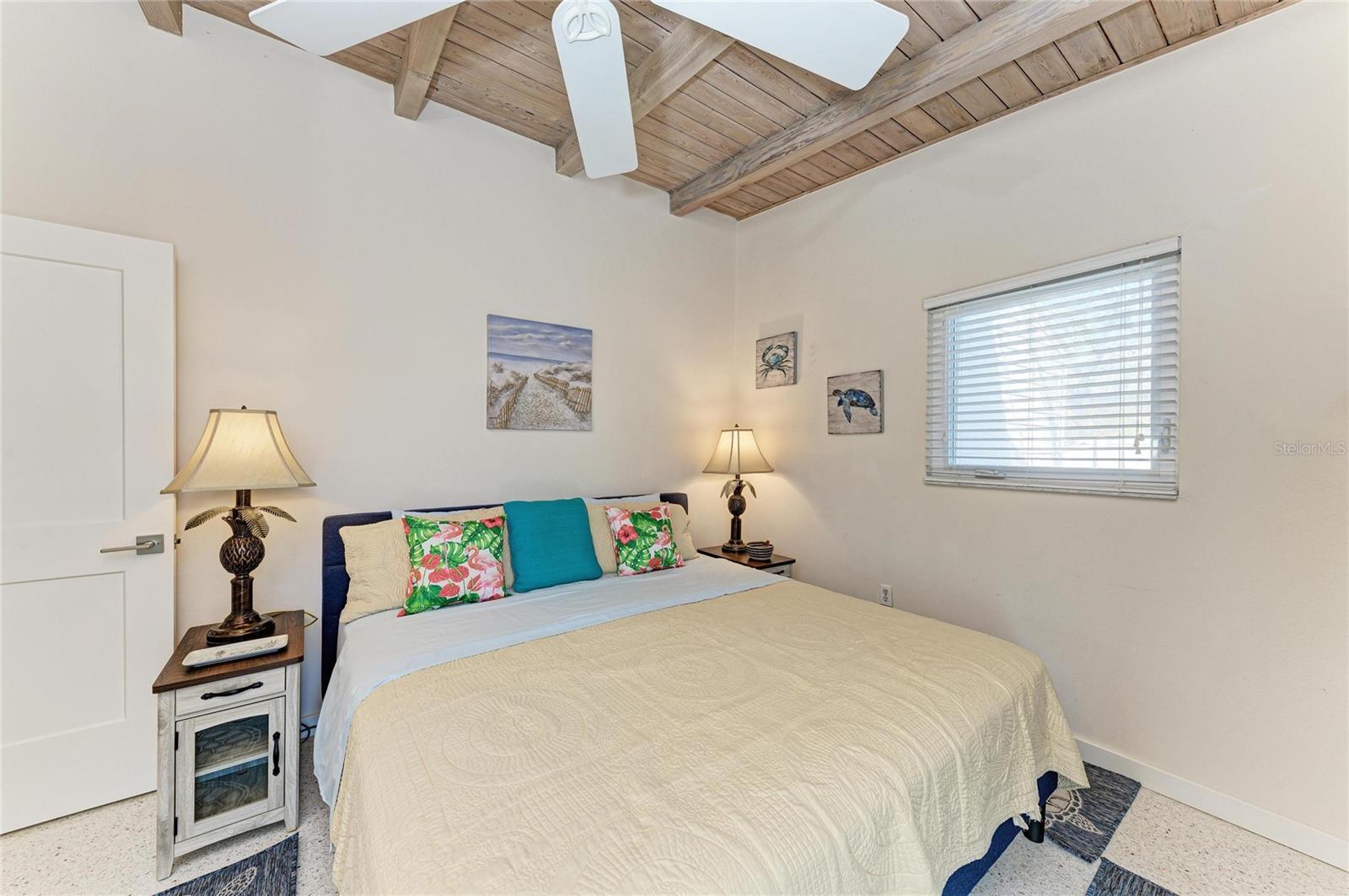 Listing photo id 11 for 817 Harbor Drive S