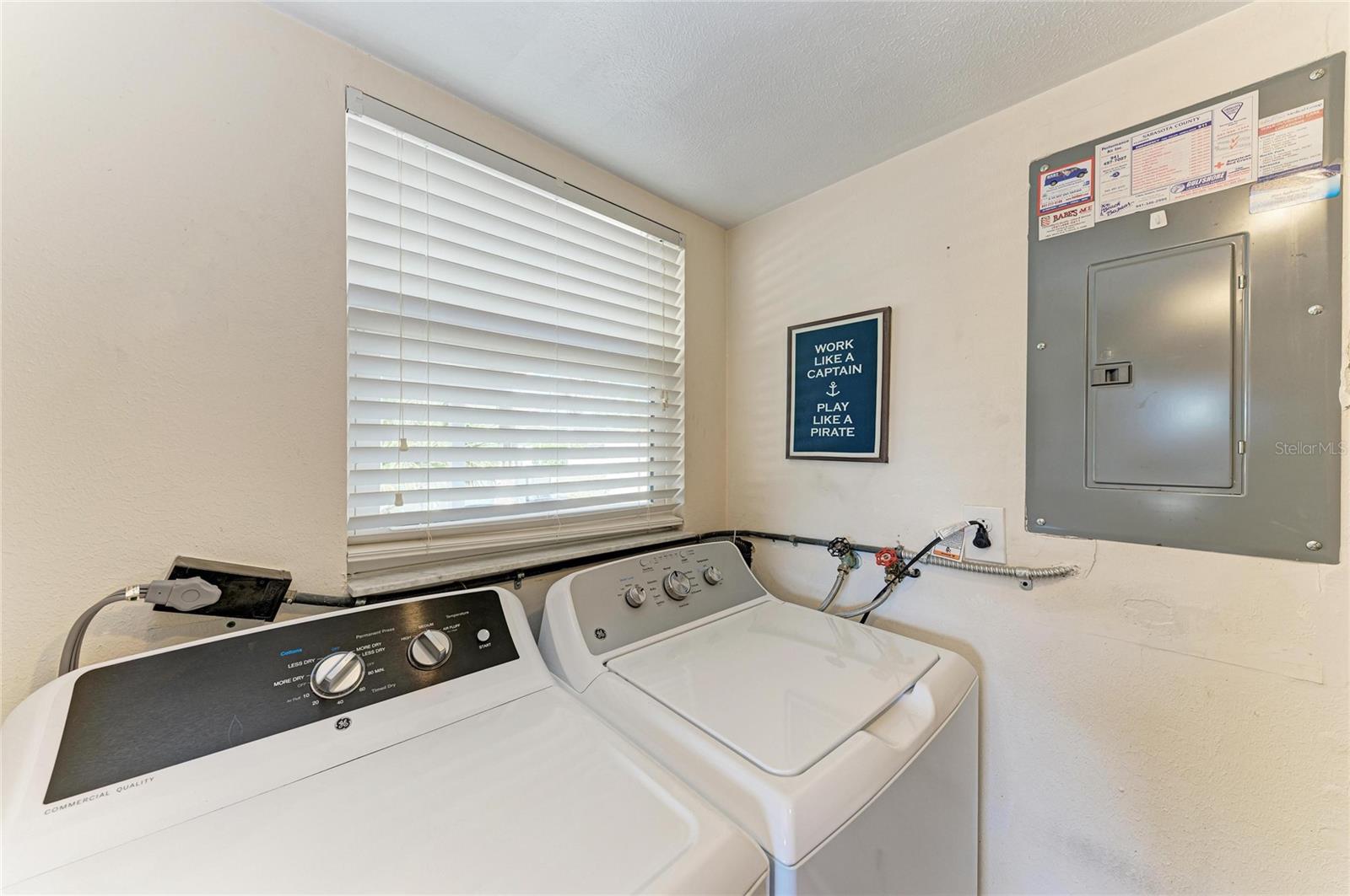 Listing photo id 12 for 817 Harbor Drive S