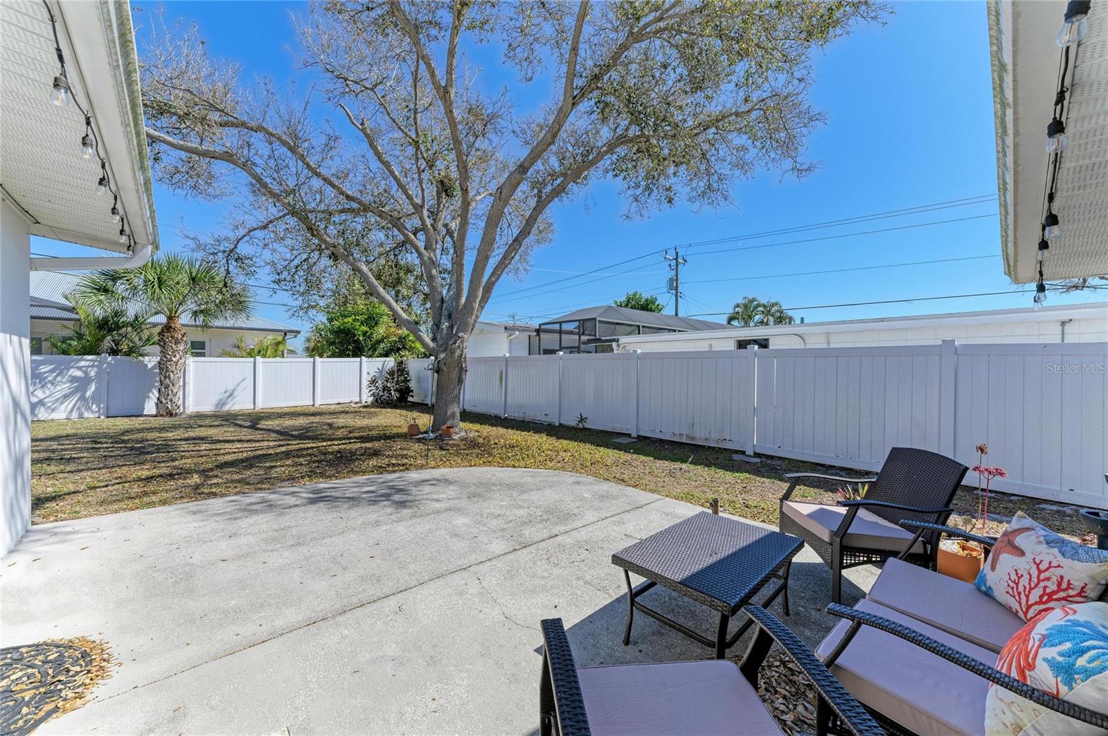 Listing photo id 13 for 817 Harbor Drive S