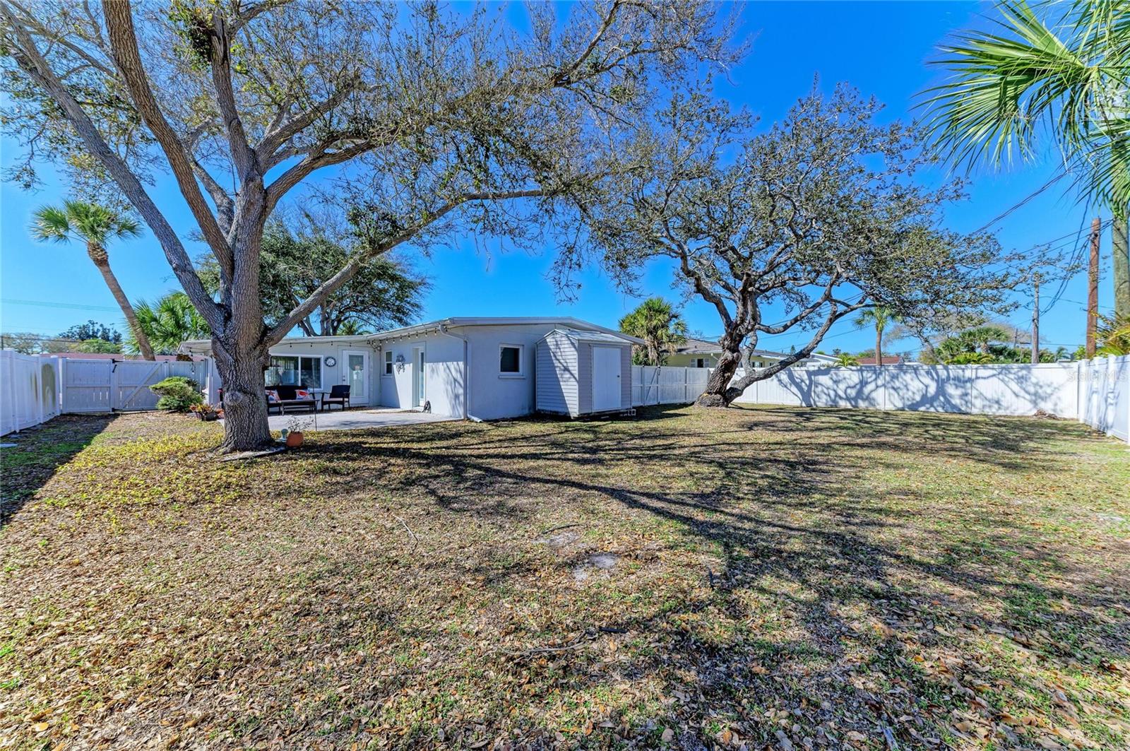 Listing photo id 15 for 817 Harbor Drive S