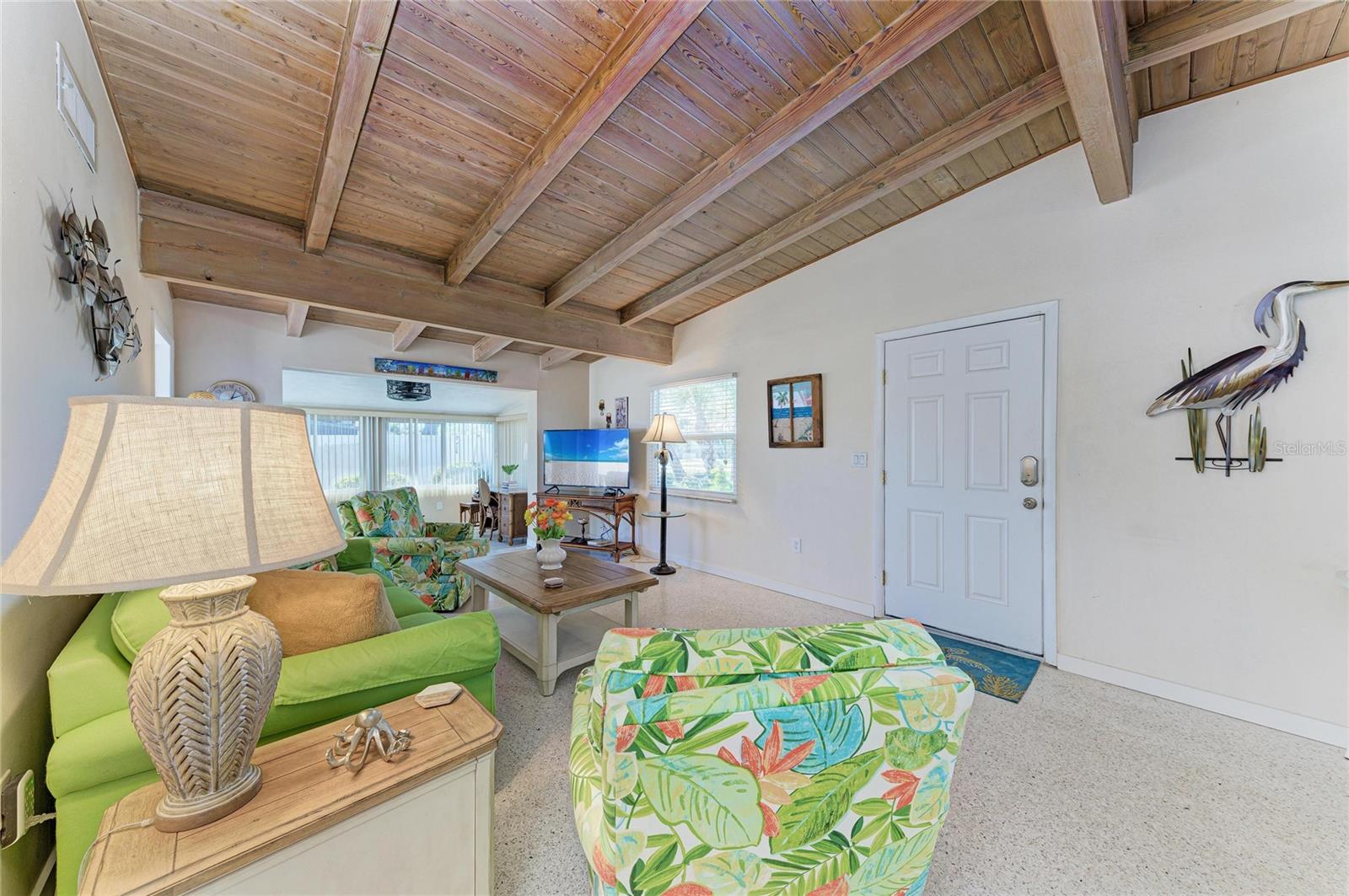 Listing photo id 1 for 817 Harbor Drive S