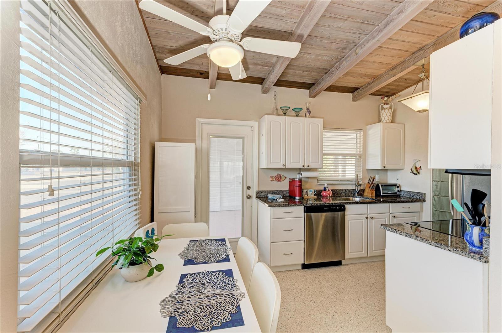 Listing photo id 3 for 817 Harbor Drive S