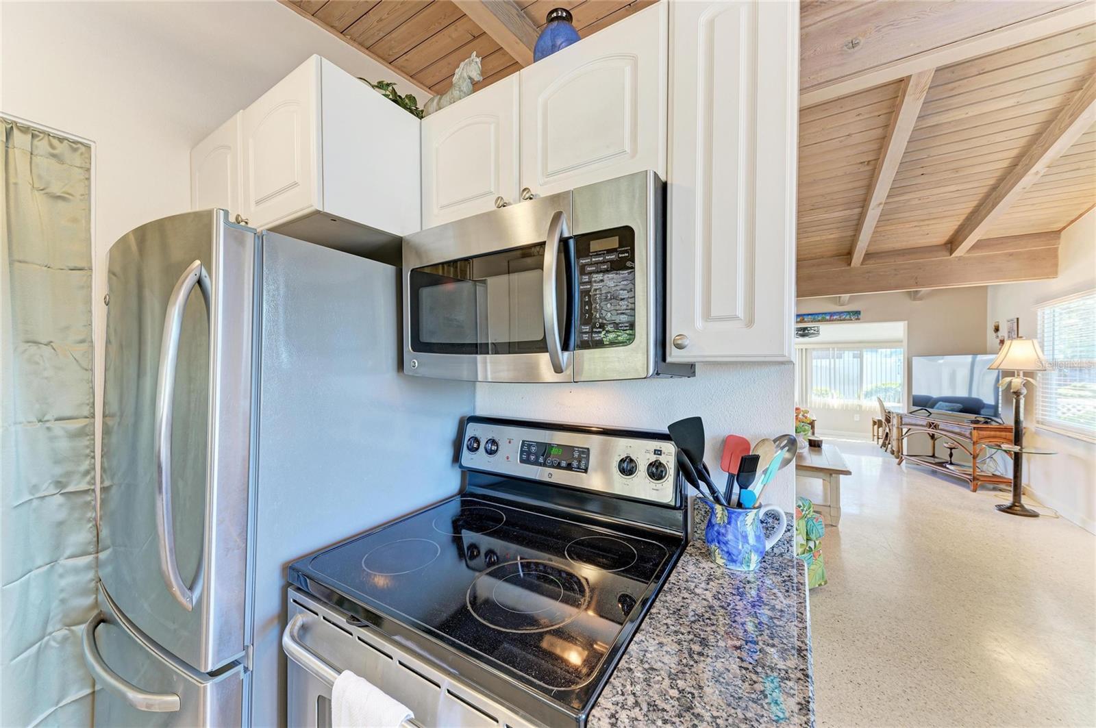 Listing photo id 4 for 817 Harbor Drive S