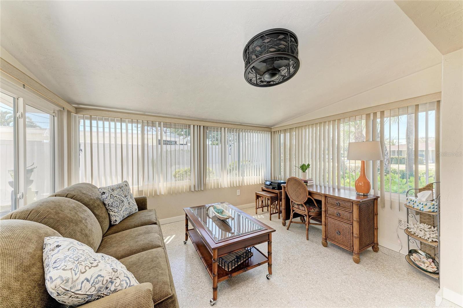 Listing photo id 5 for 817 Harbor Drive S