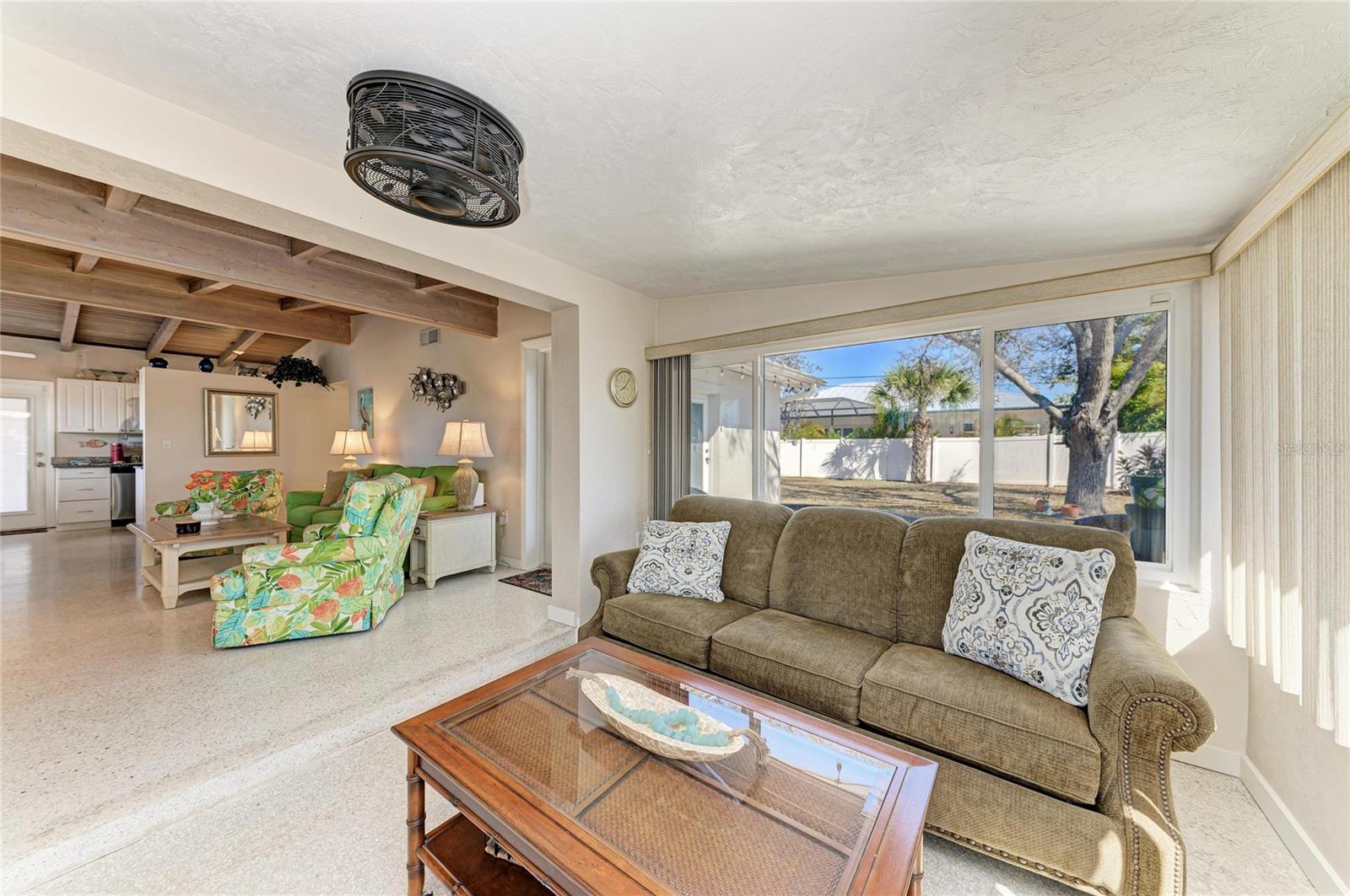 Listing photo id 6 for 817 Harbor Drive S