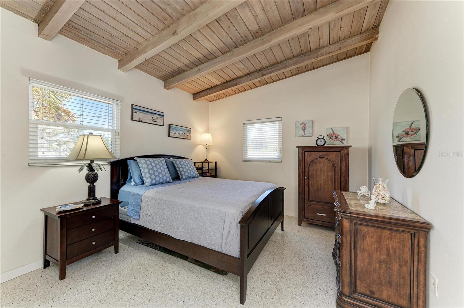 Listing photo id 7 for 817 Harbor Drive S