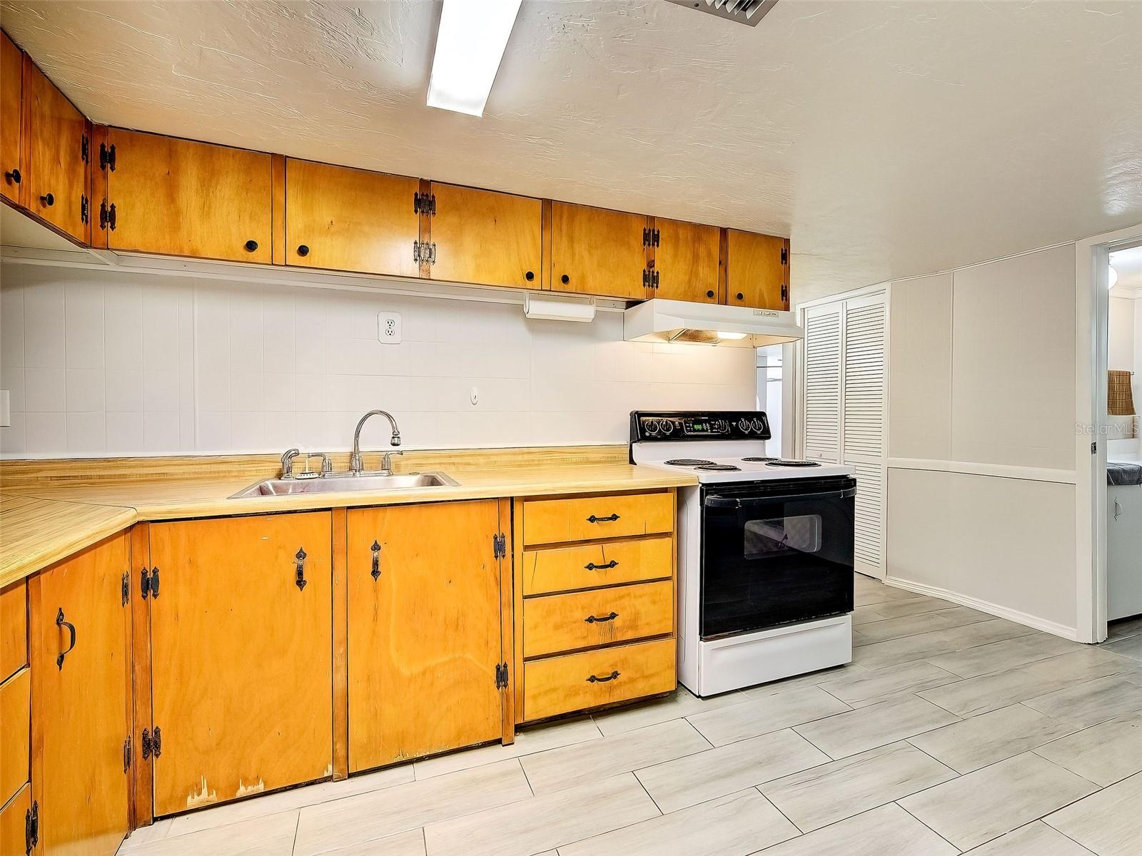 Image 25 of 34 For 313 Jessica Street N