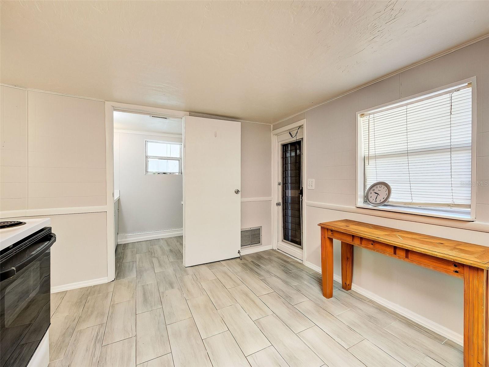 Image 26 of 34 For 313 Jessica Street N