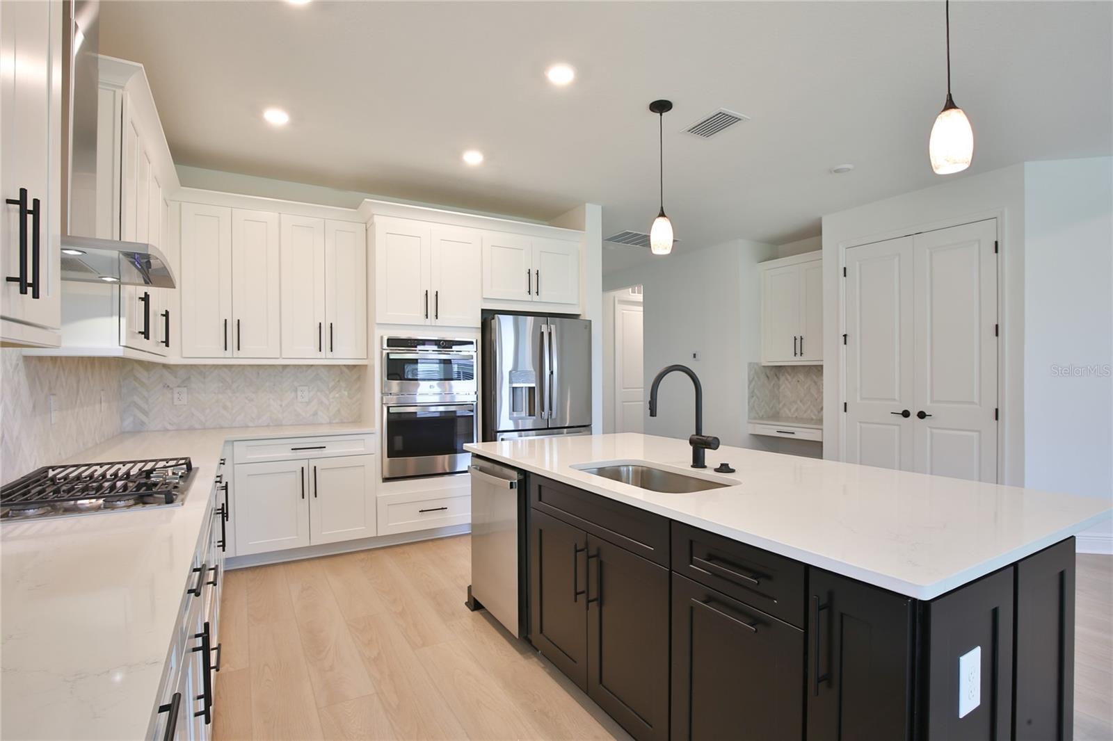 Image 8 of 52 For 17138 Savory Mist Circle