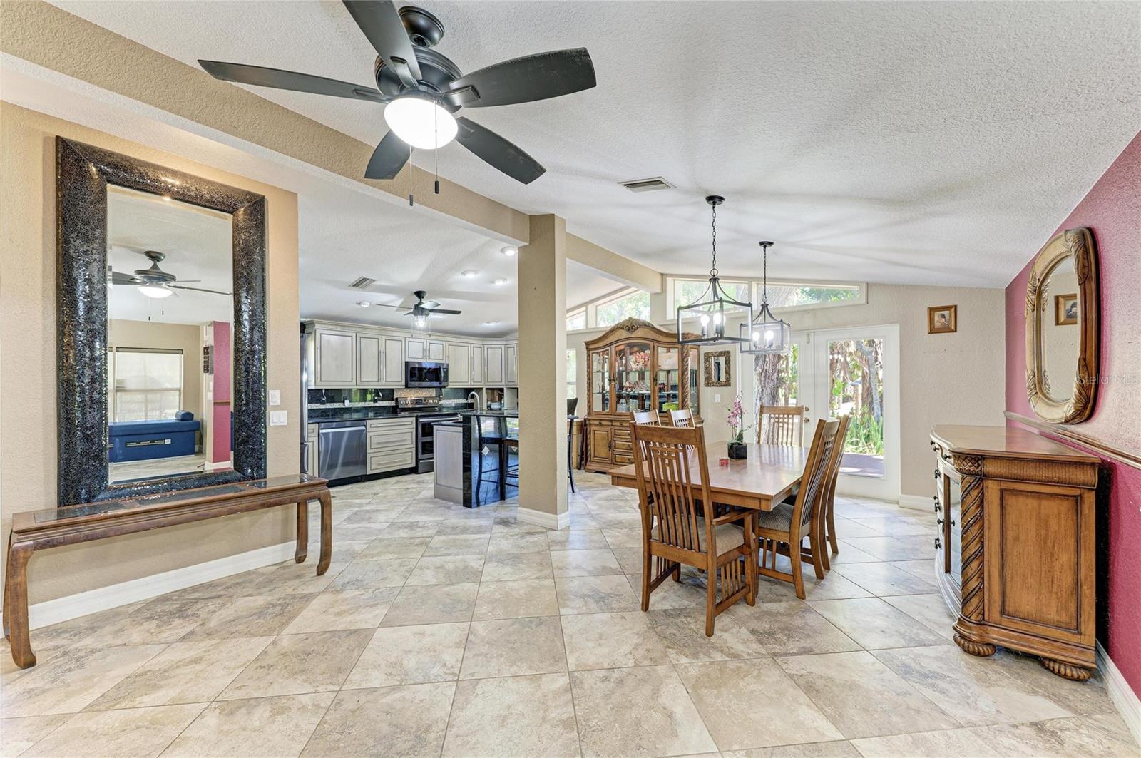 Image 34 of 100 For 820 Elm Street