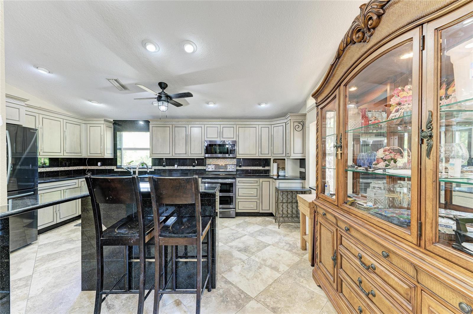 Image 37 of 100 For 820 Elm Street