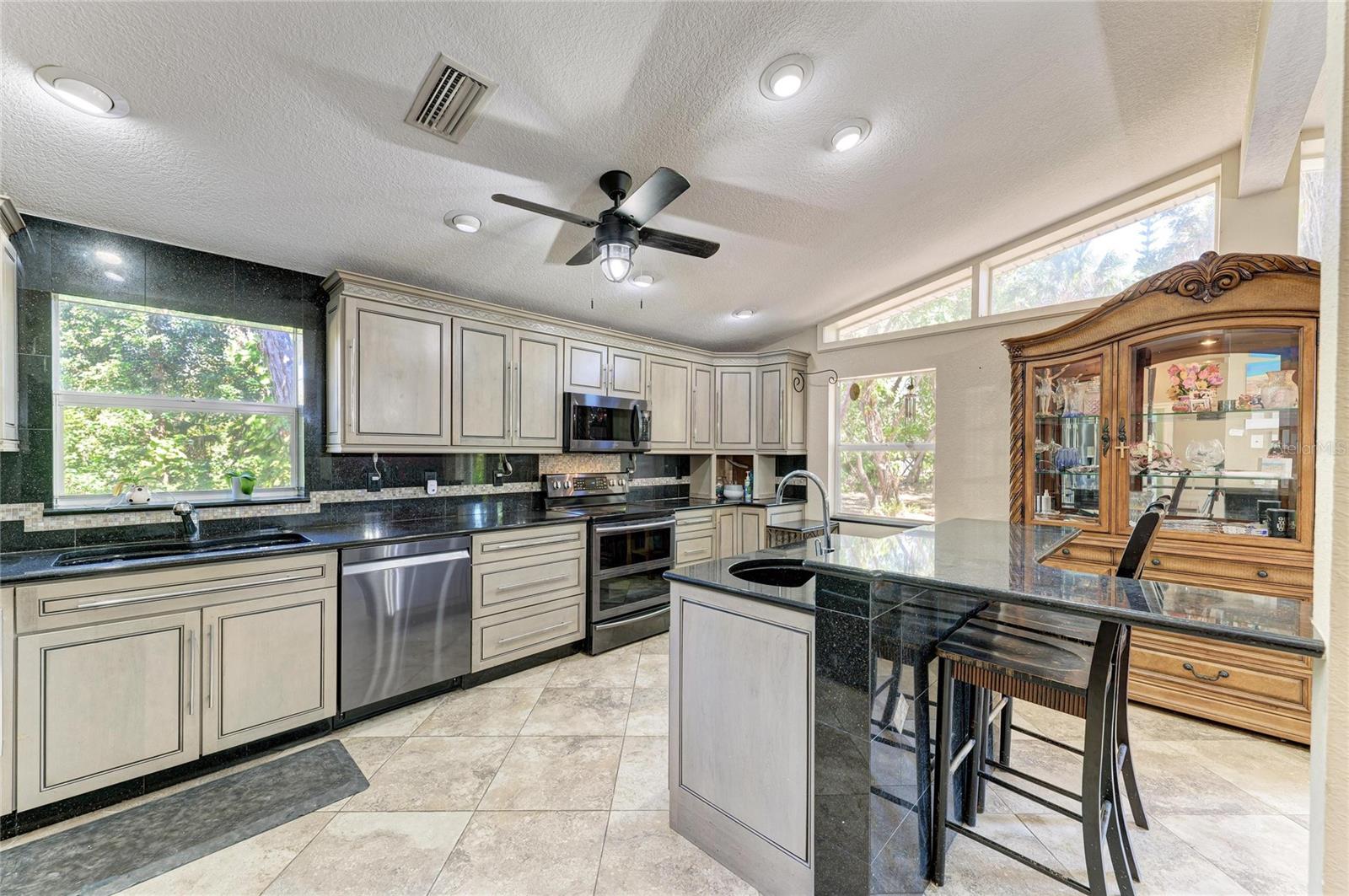 Image 40 of 100 For 820 Elm Street