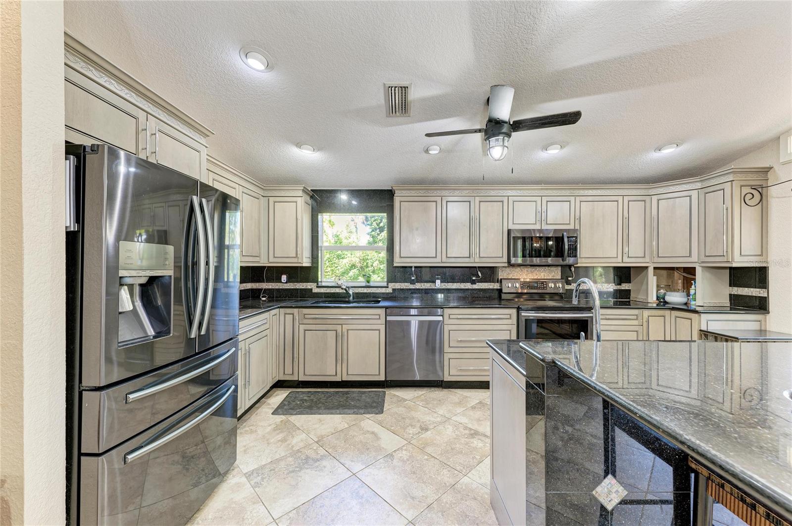 Image 41 of 100 For 820 Elm Street