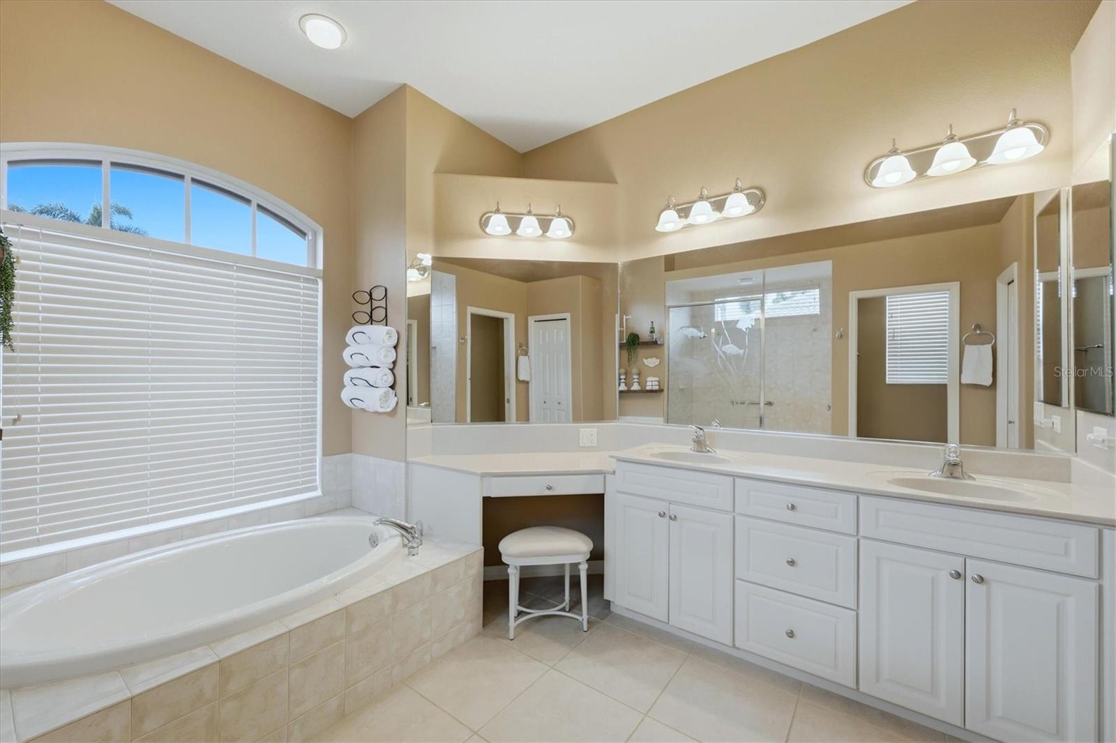 Image 22 of 85 For 811 Amaryllis Lane