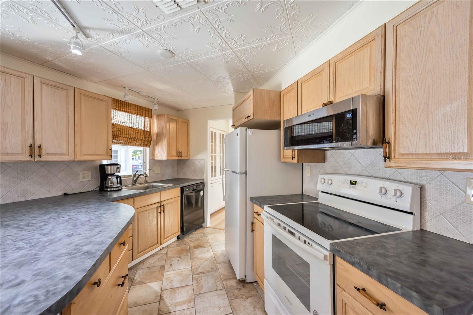 Image 12 of 32 For 10303 Burnt Store Road 14