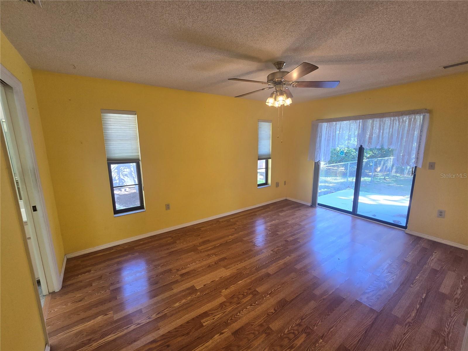 Listing photo id 8 for 2136 Cork Oak Street