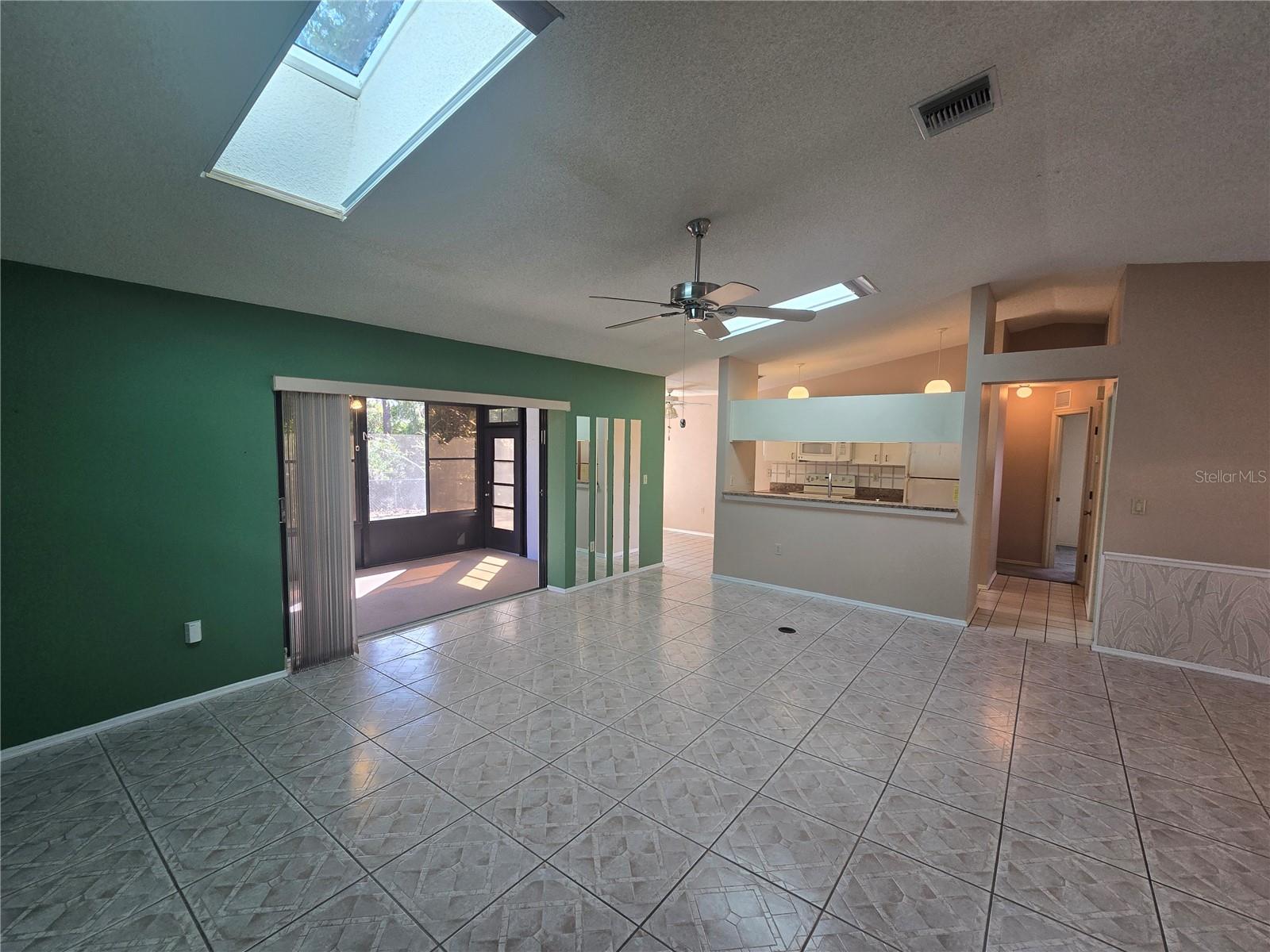 Listing photo id 2 for 2136 Cork Oak Street