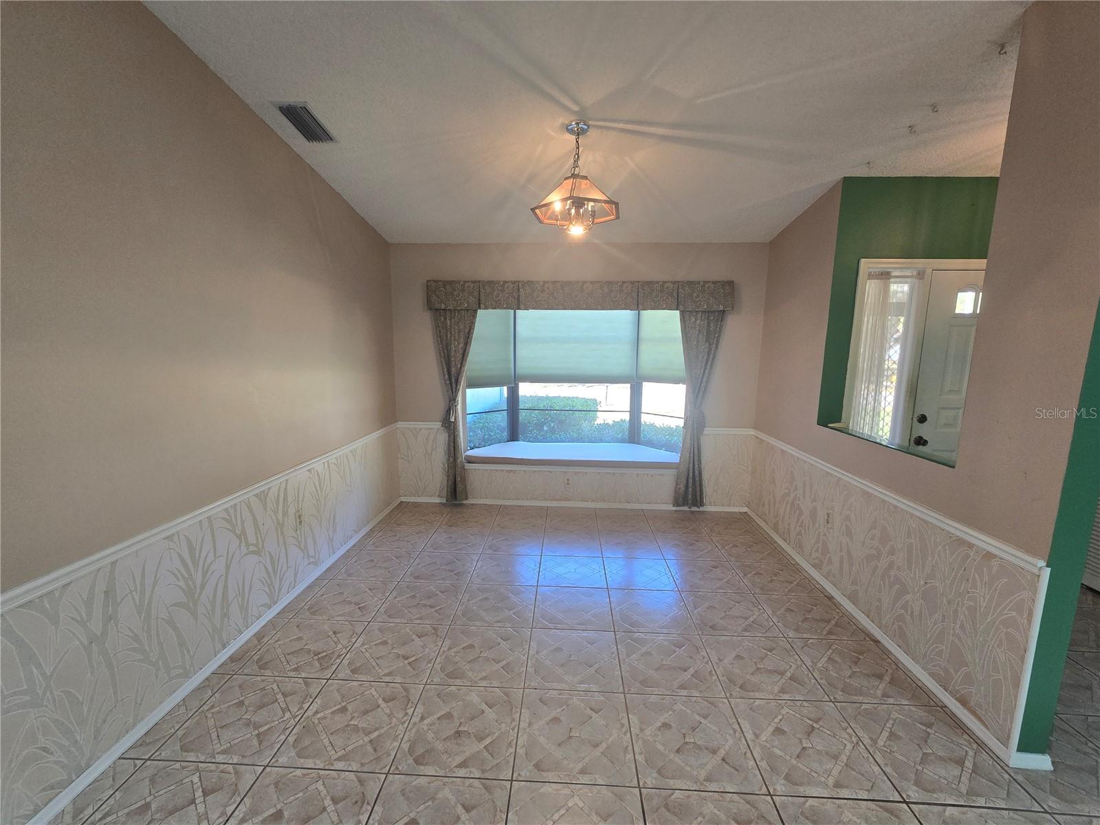 Listing photo id 3 for 2136 Cork Oak Street