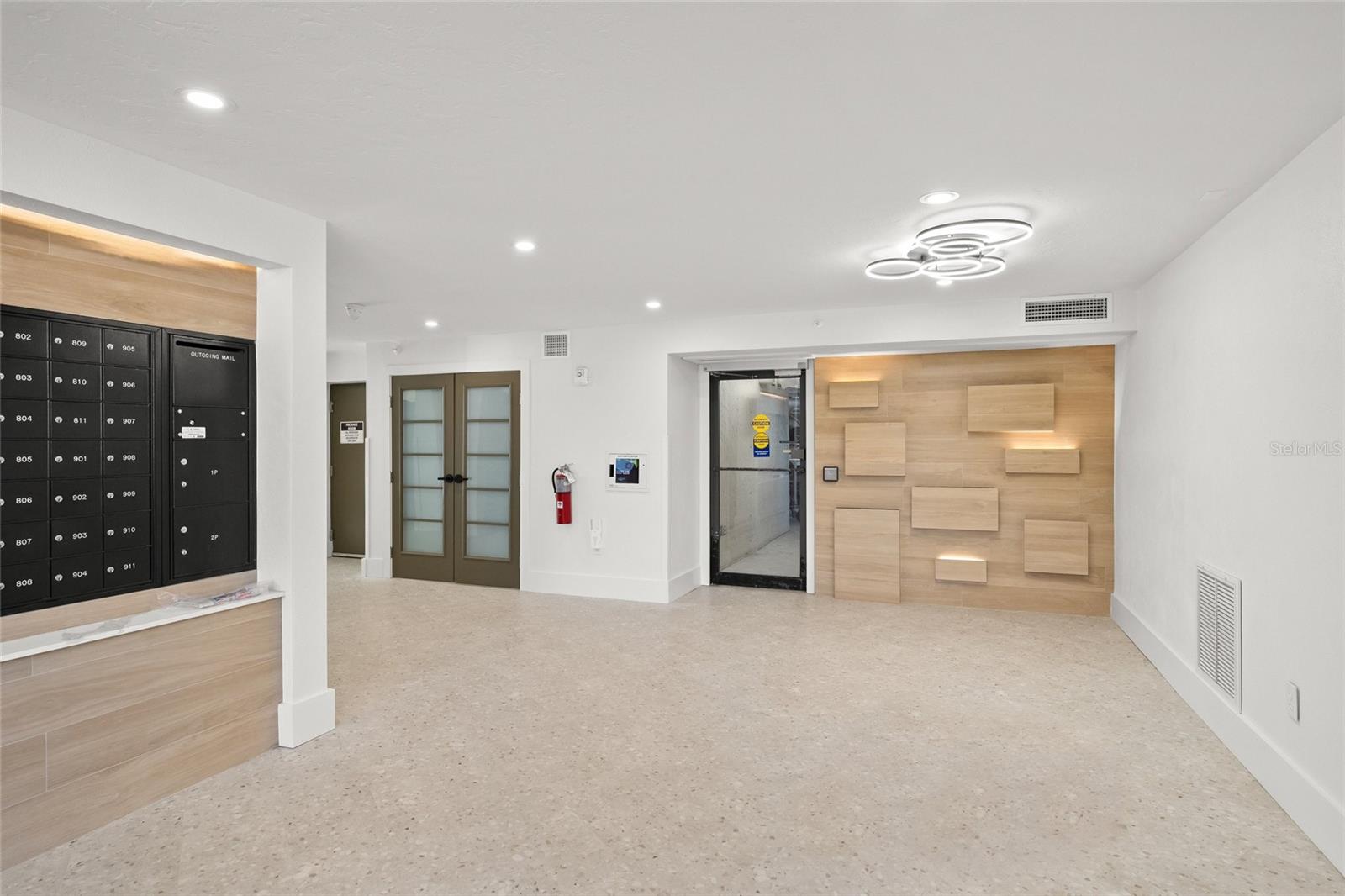 Image 13 of 78 For 5880 Midnight Pass Road 511