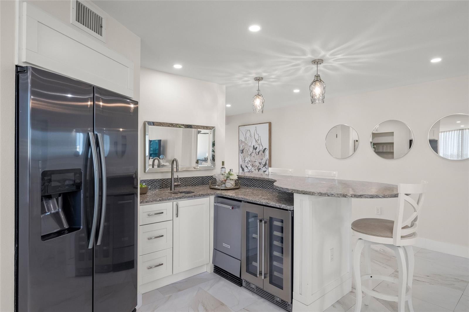 Image 19 of 78 For 5880 Midnight Pass Road 511