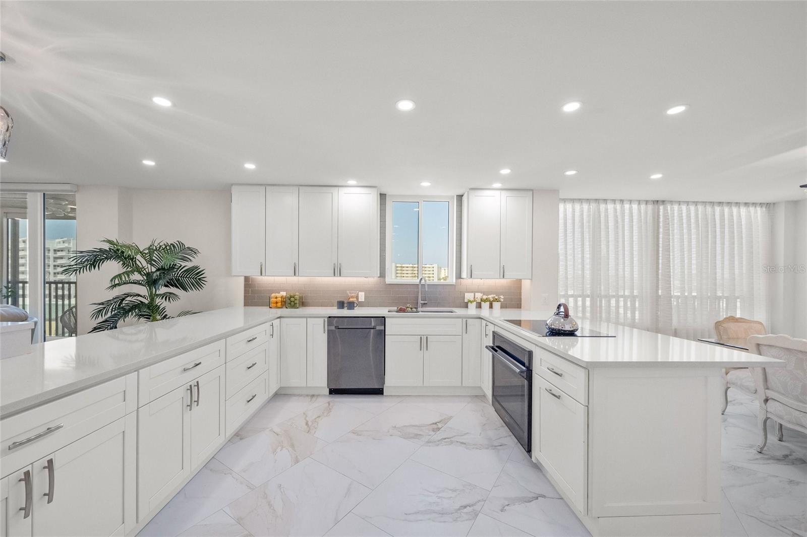 Image 23 of 78 For 5880 Midnight Pass Road 511