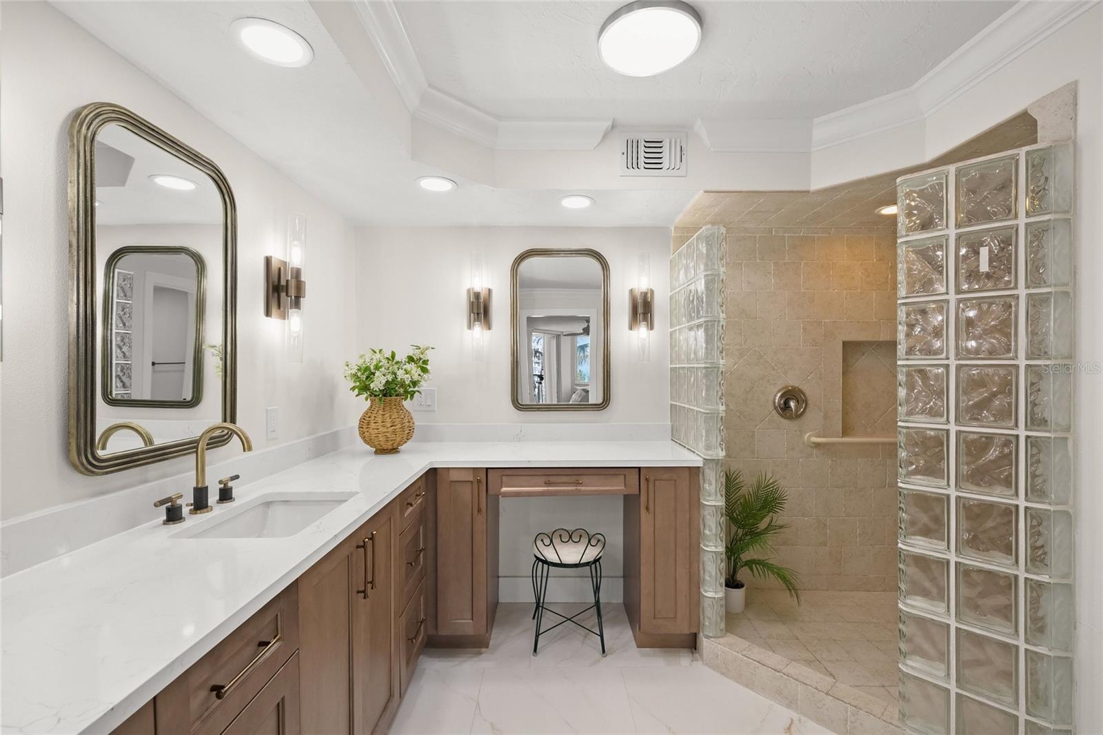 Image 41 of 78 For 5880 Midnight Pass Road 511