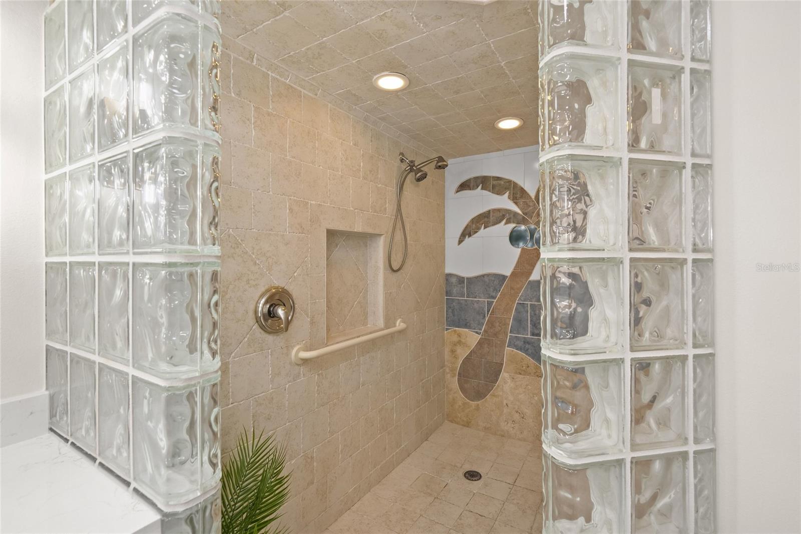 Image 42 of 78 For 5880 Midnight Pass Road 511