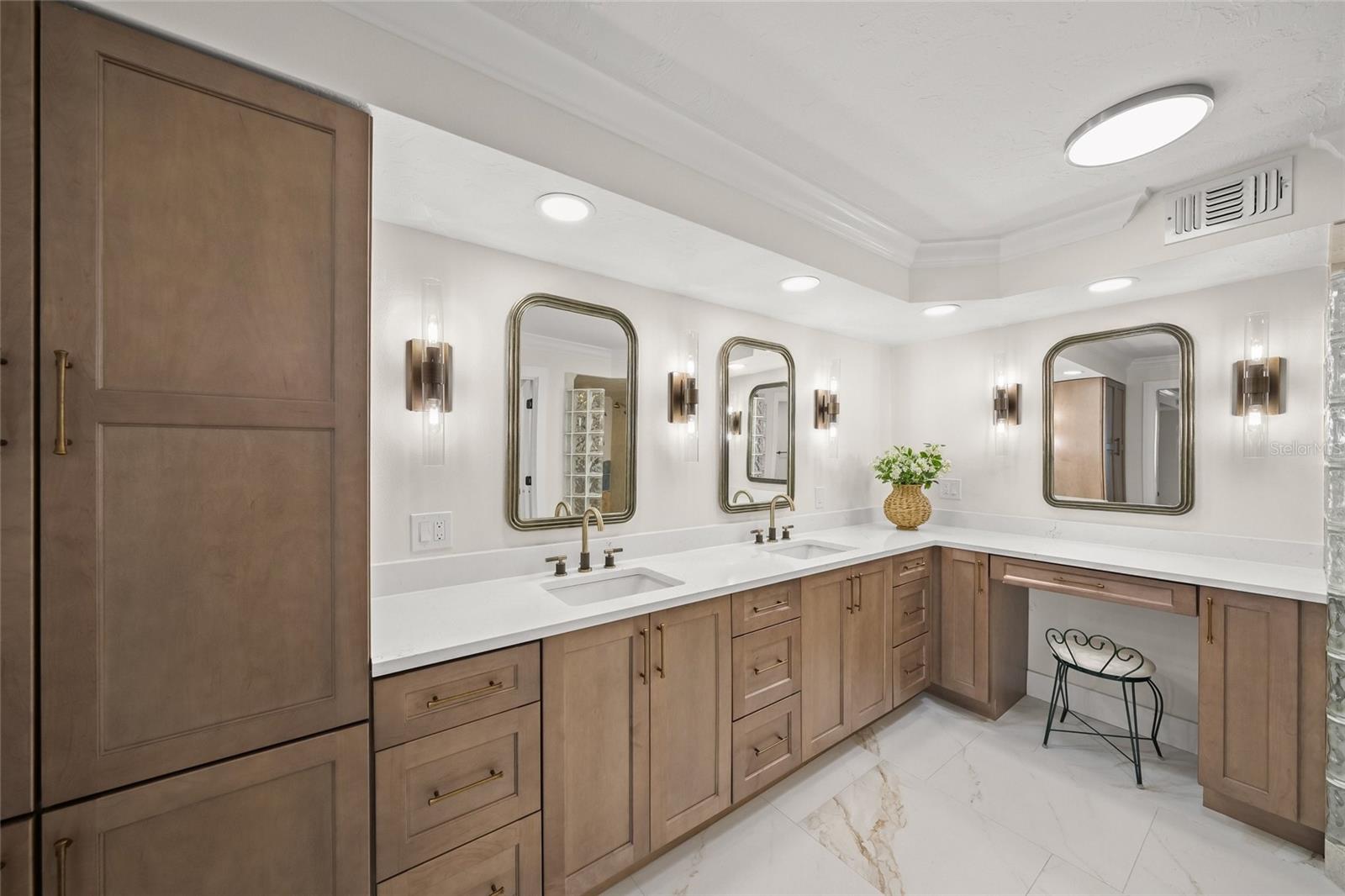 Image 43 of 78 For 5880 Midnight Pass Road 511