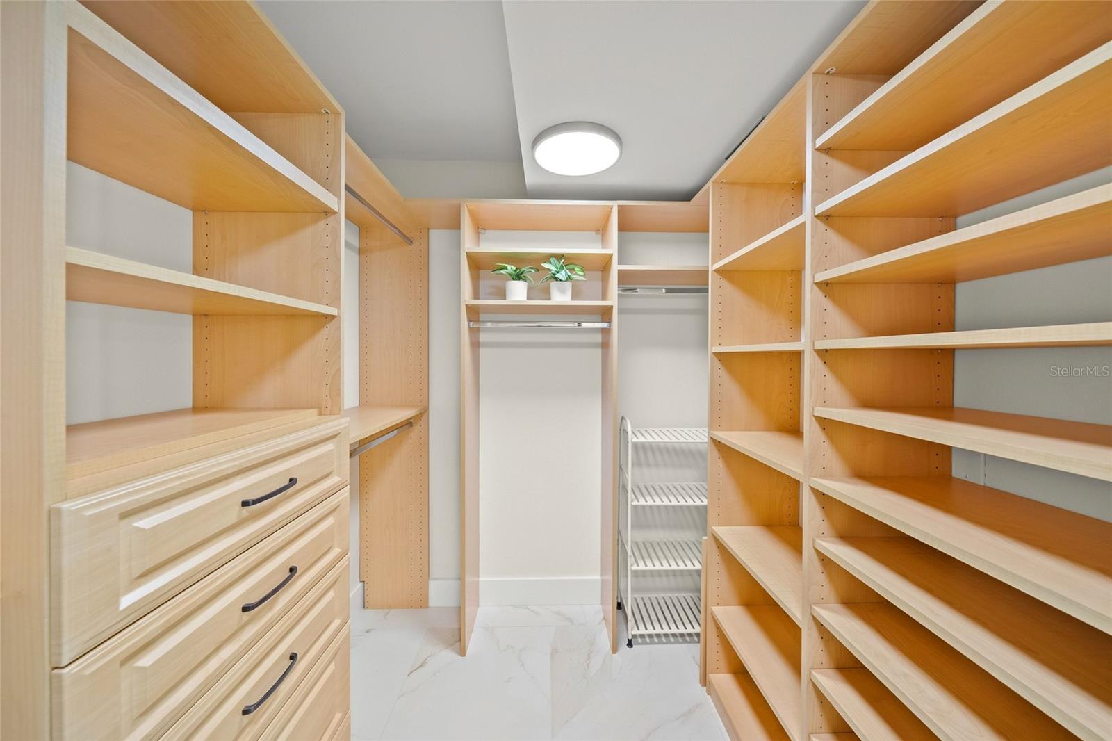 Image 44 of 78 For 5880 Midnight Pass Road 511