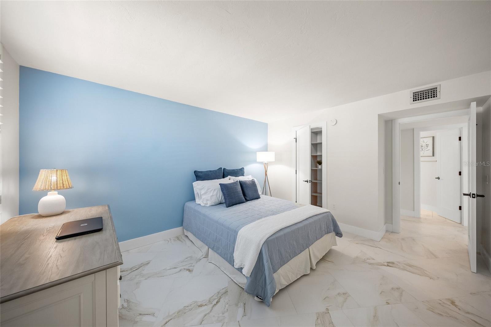 Image 46 of 78 For 5880 Midnight Pass Road 511