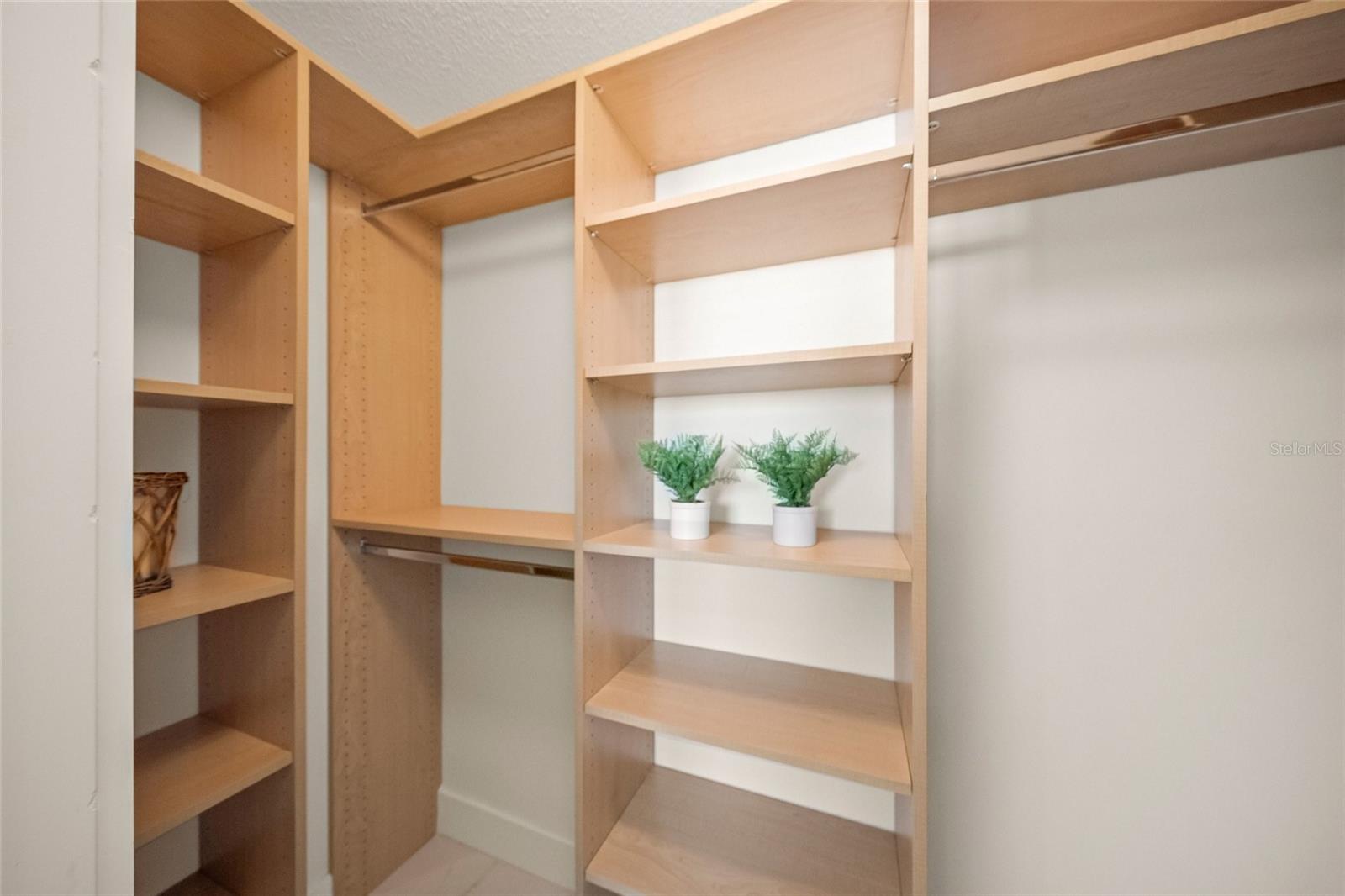 Image 47 of 78 For 5880 Midnight Pass Road 511