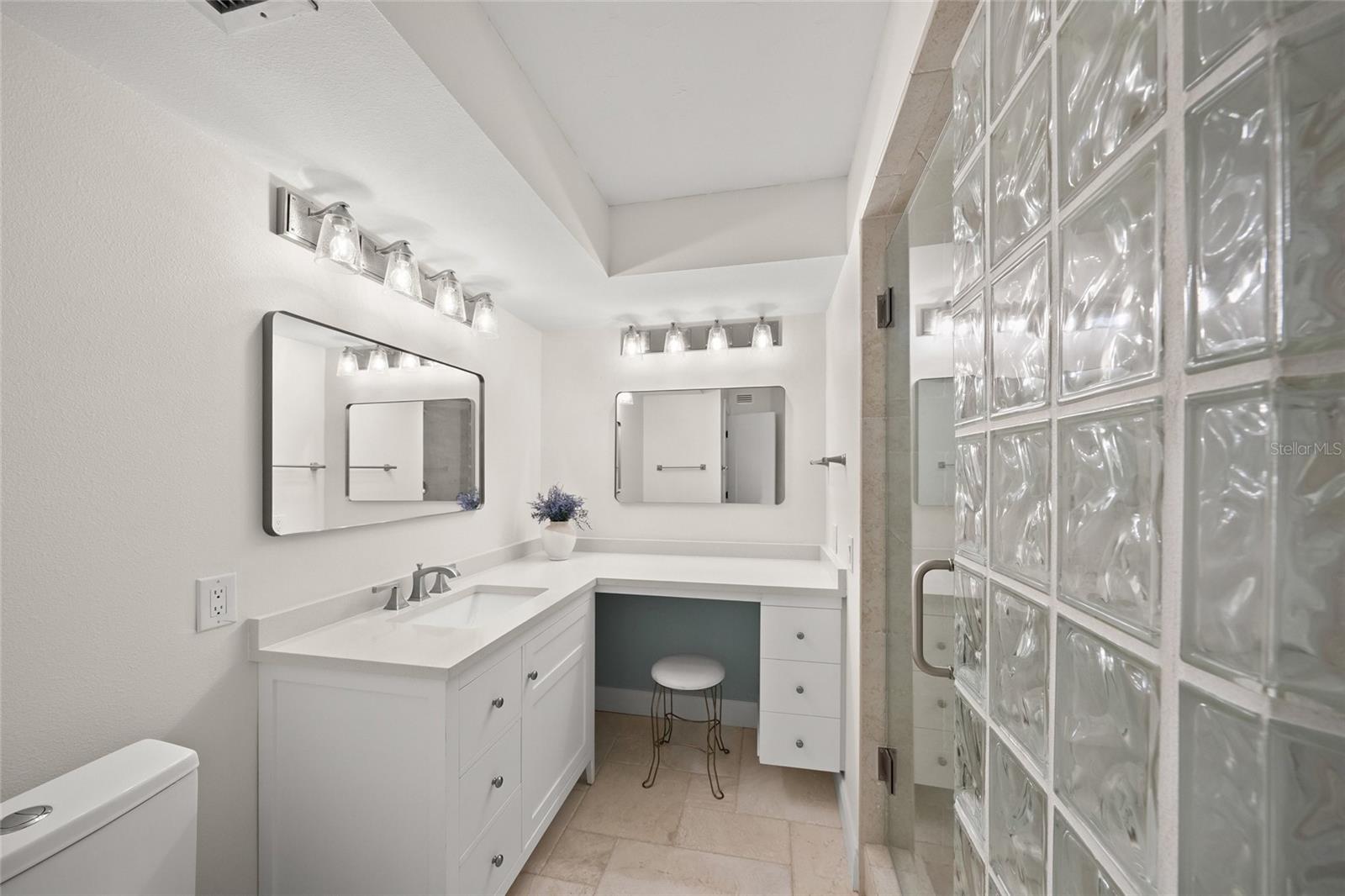 Image 48 of 78 For 5880 Midnight Pass Road 511