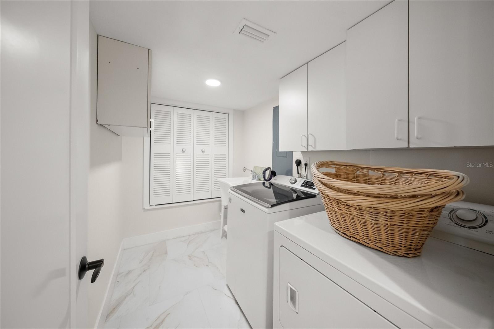 Image 49 of 78 For 5880 Midnight Pass Road 511