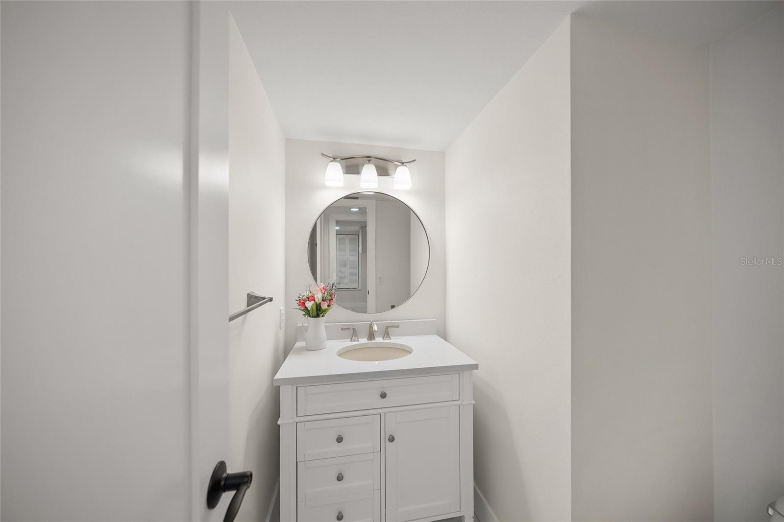 Image 50 of 78 For 5880 Midnight Pass Road 511