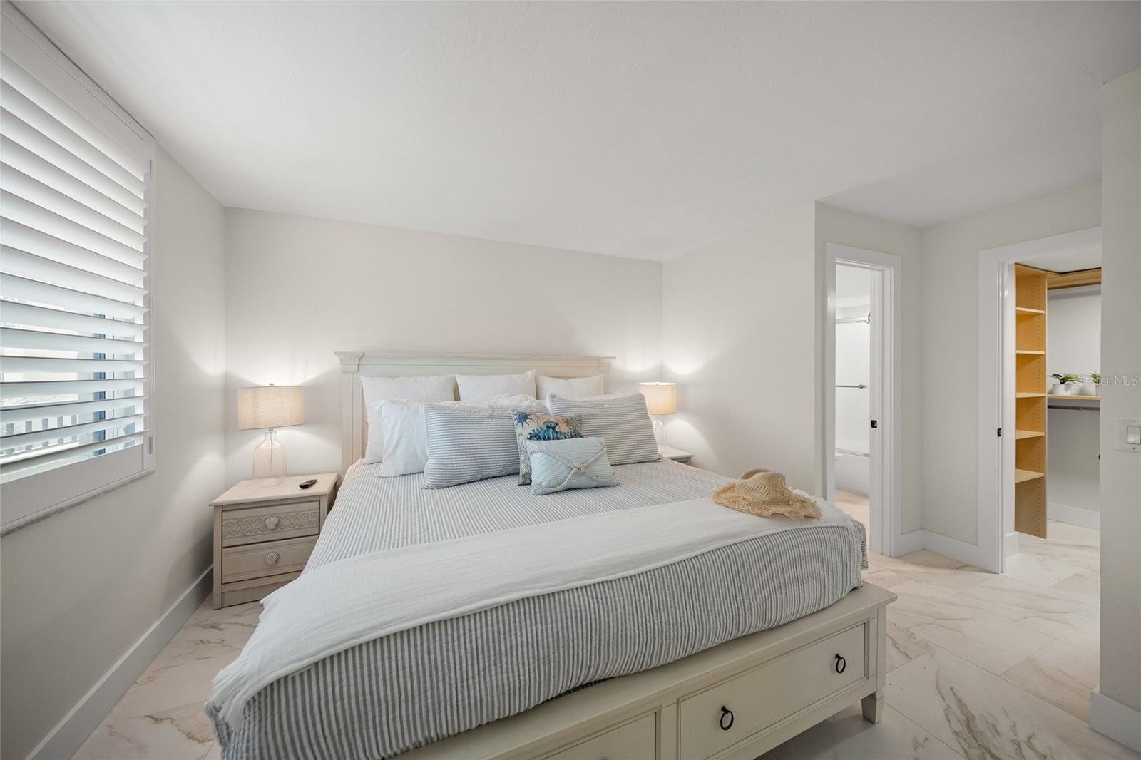 Image 51 of 78 For 5880 Midnight Pass Road 511