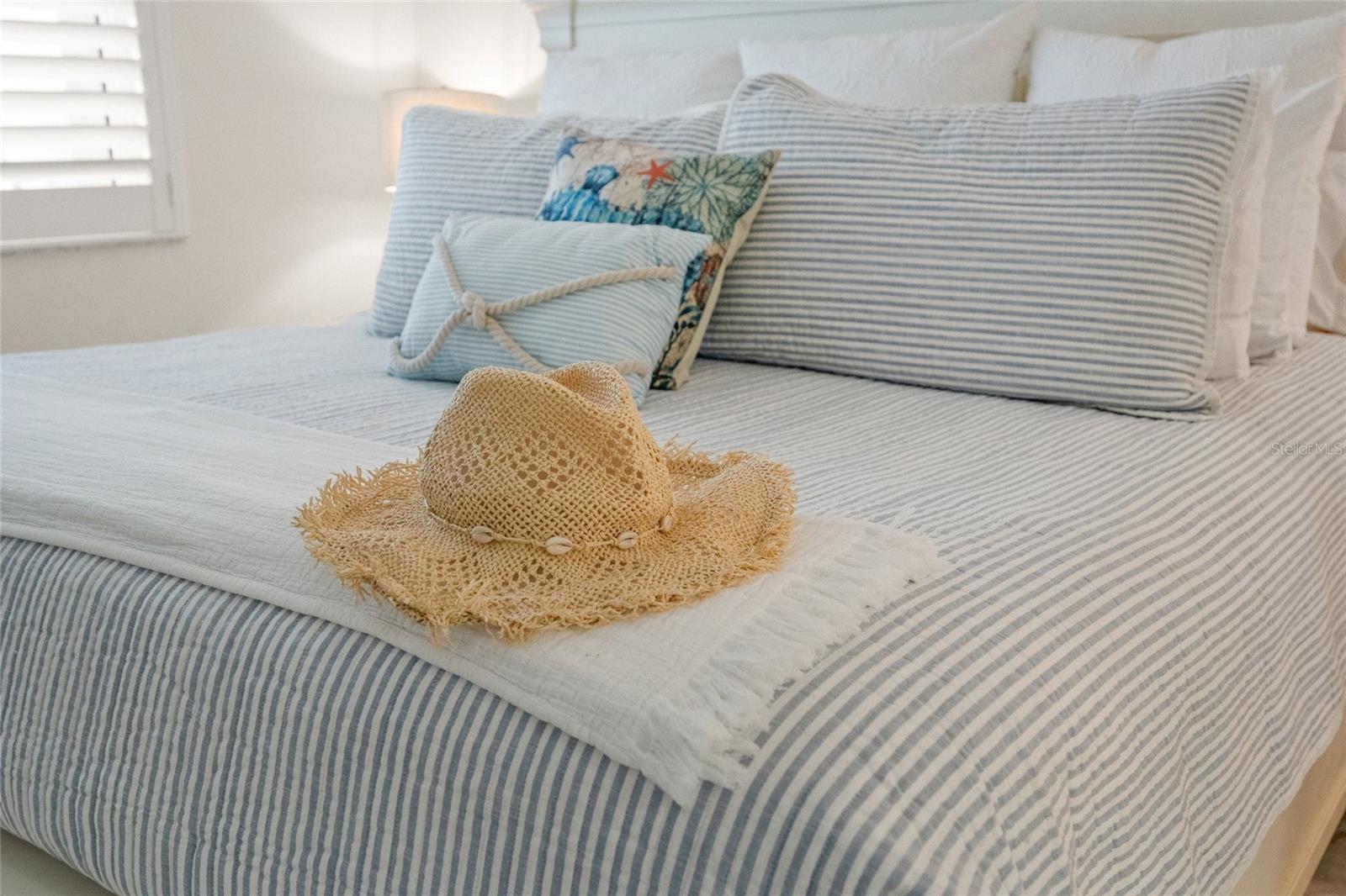 Image 52 of 78 For 5880 Midnight Pass Road 511