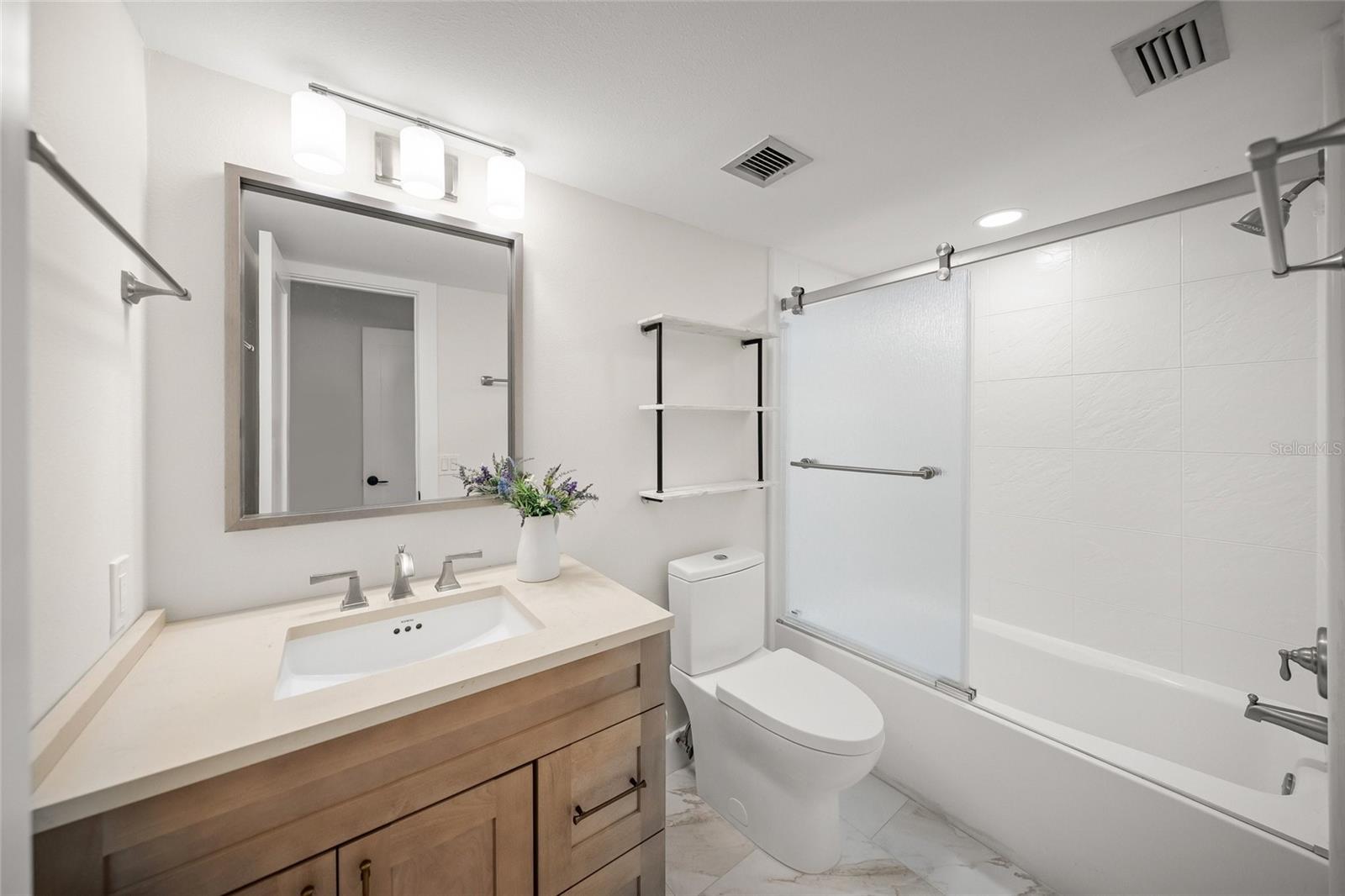 Image 53 of 78 For 5880 Midnight Pass Road 511