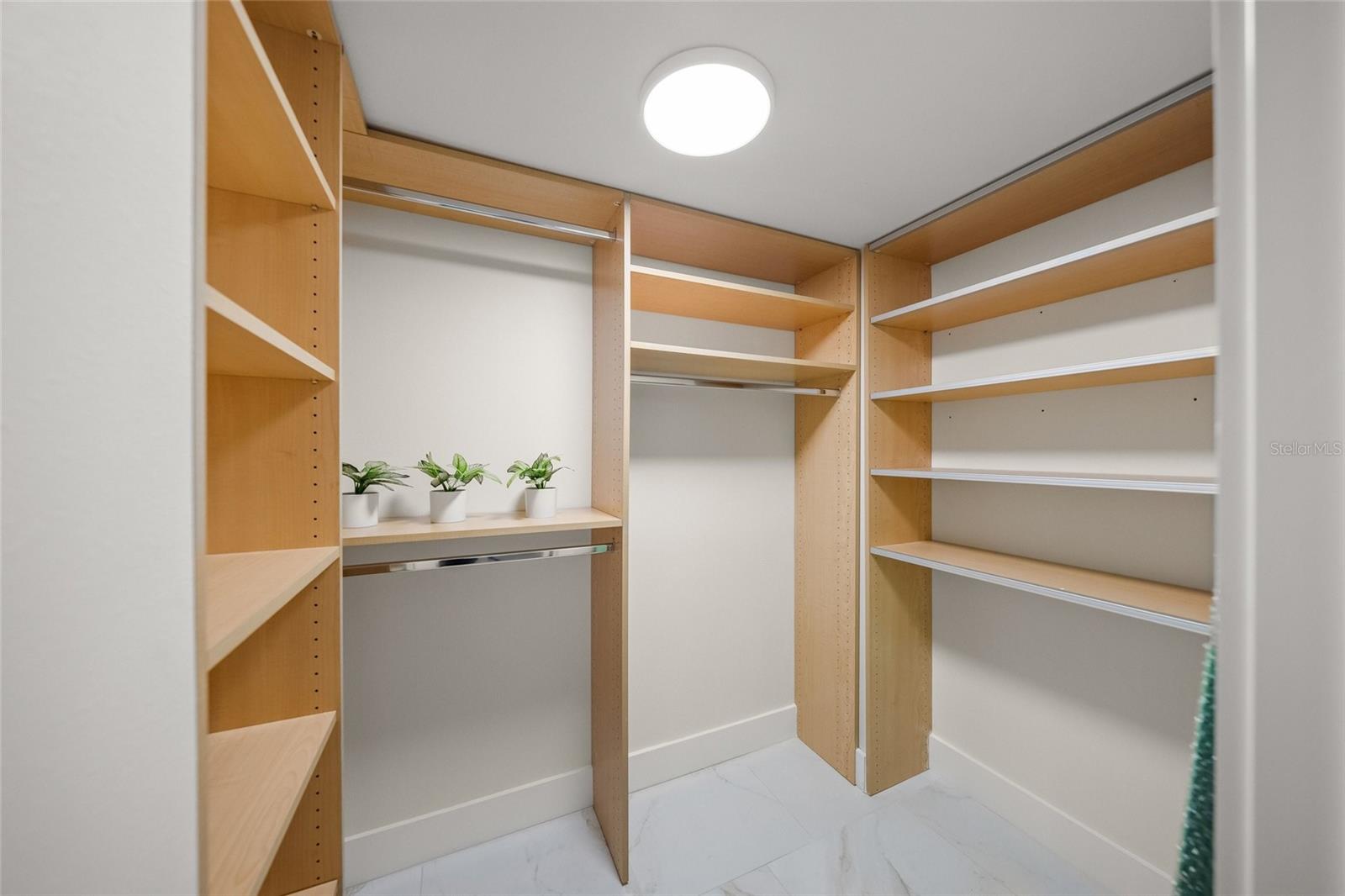 Image 54 of 78 For 5880 Midnight Pass Road 511