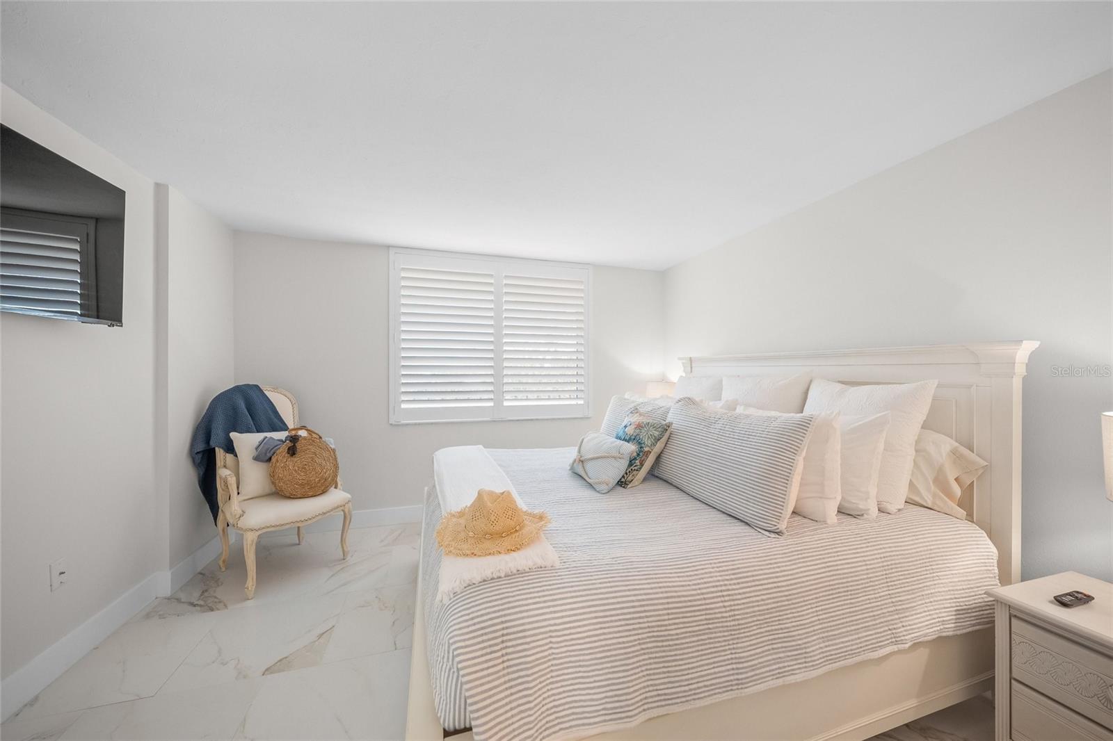 Image 55 of 78 For 5880 Midnight Pass Road 511